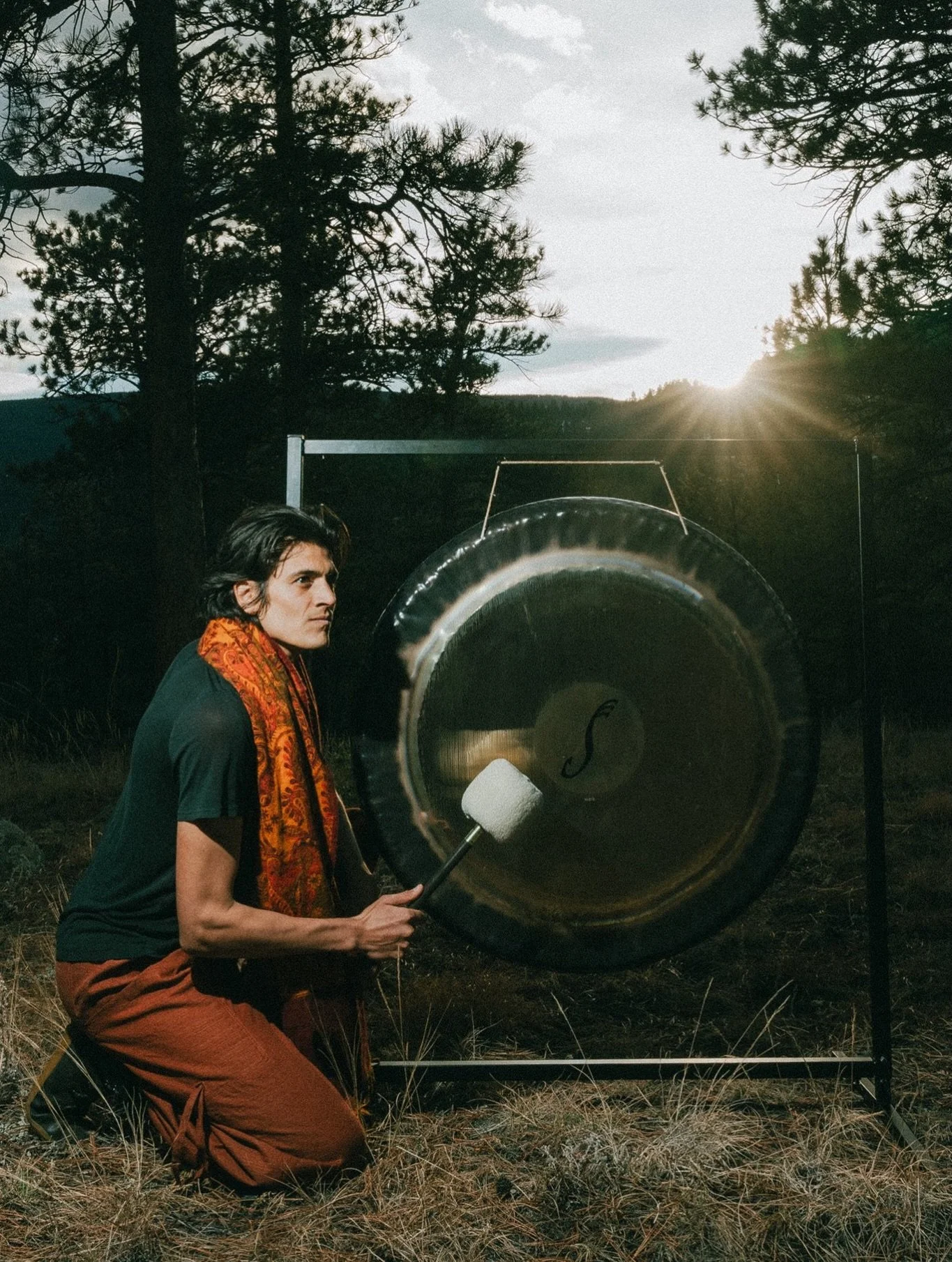 If you ever get a chance to experience a gong bath with @vibe_temple / @max.eye.am , you will NOT regret it 🧘🏼&zwj;♀️ Max is a magician with the gong and easily creates whimsical portals of sound with his intuitive musical gifts!! If you want to be