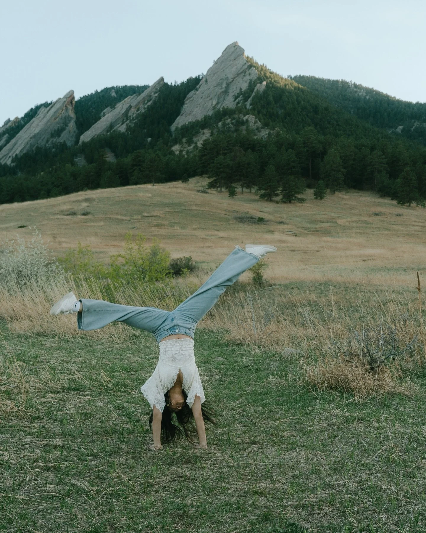 Sweet Emmy&rsquo;s senior pics!!!💐🤸🏽 so dreamyyyy 

#bouldercreative #seniorphotoscolorado #cinematicseniorphotos #bouldercoloradoseniorphotographer #explorepage