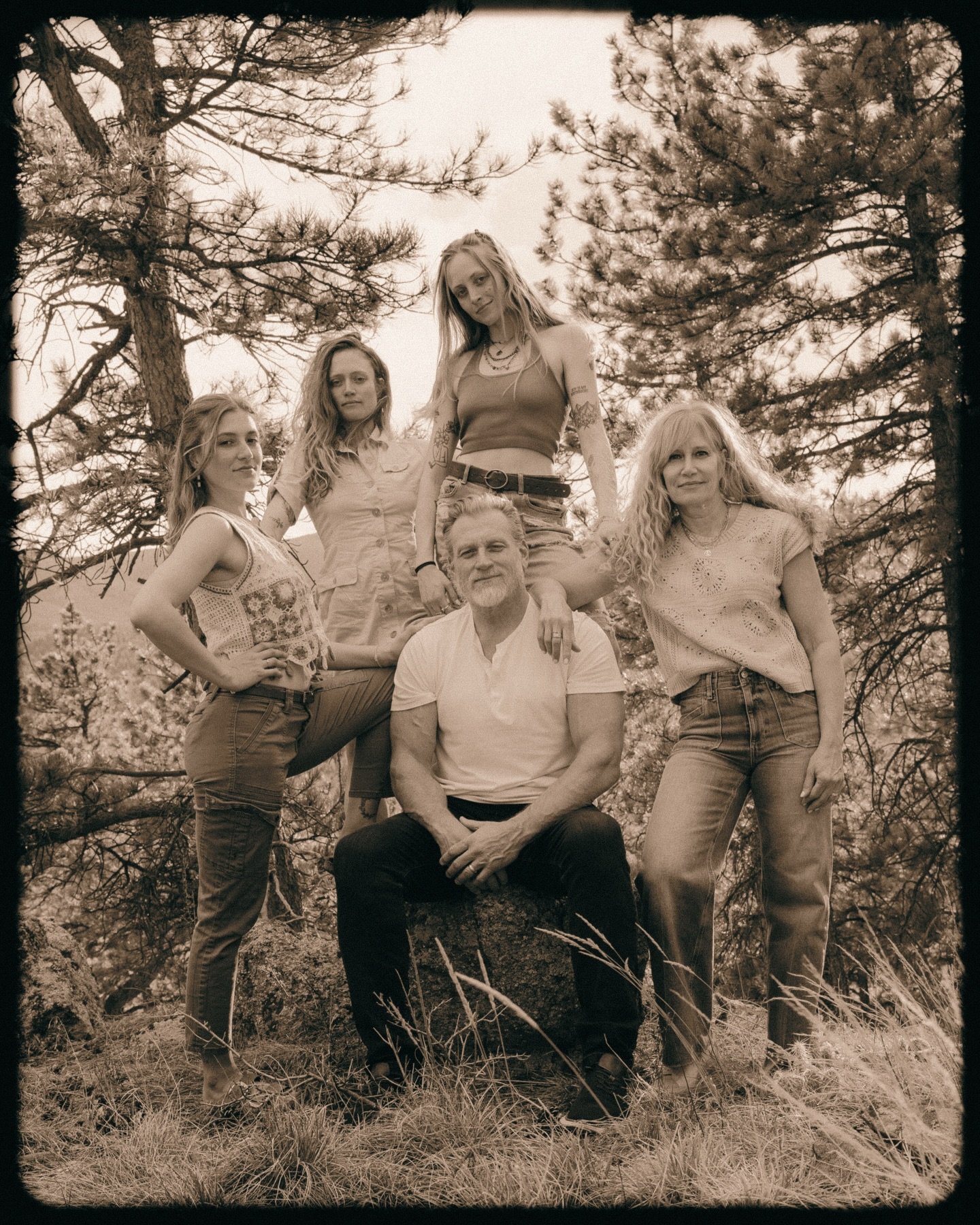 When your family is visiting and you only have 20minutes to take portraits&hellip; you make it happen 🔥🤪 hehehe as you can see I didn&rsquo;t even have my tripod so I DIYed the whole set up&hellip;wobbly chair on uneven ground in the middle of the 