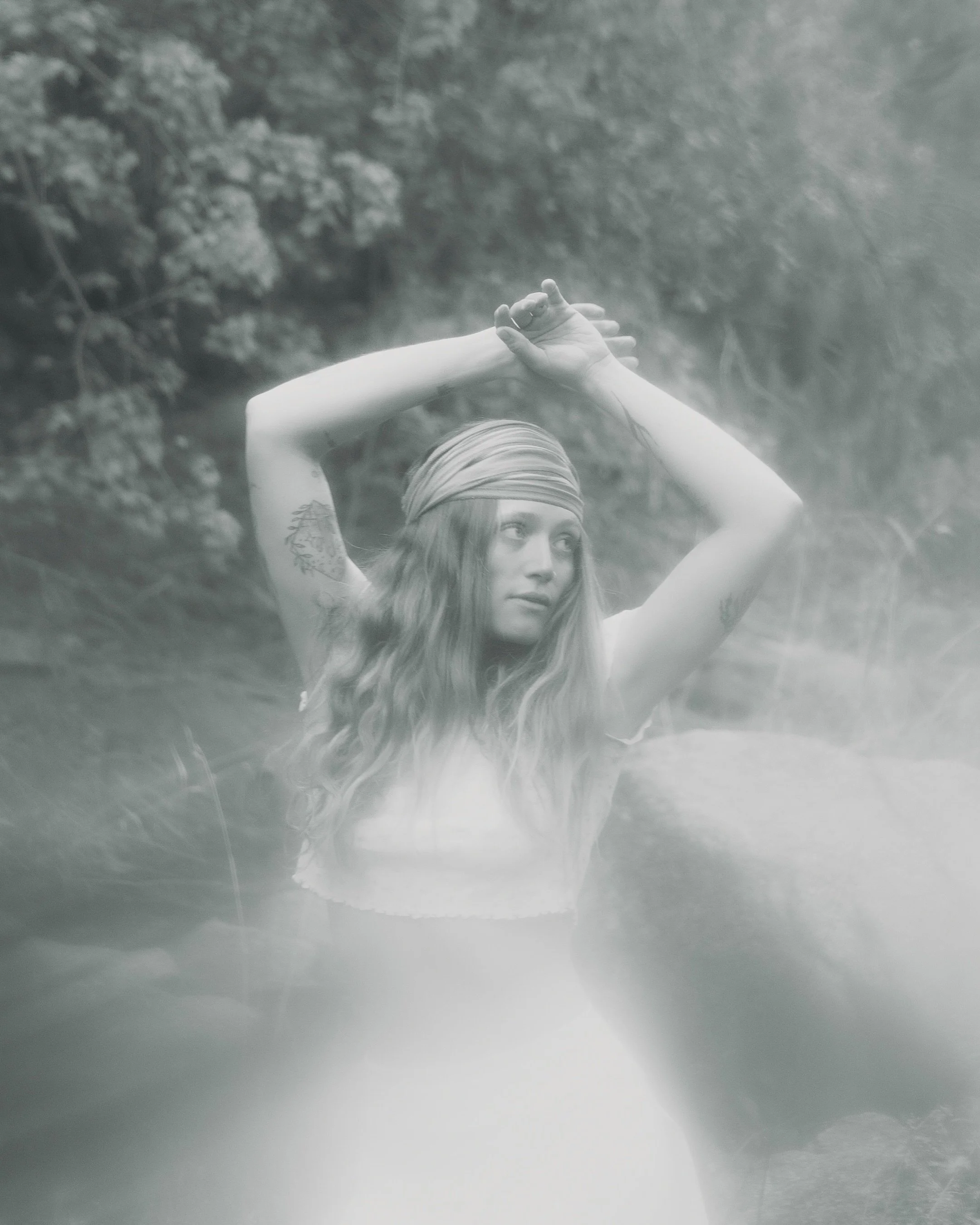 Follow me into the dream realm 💭🪄

Tried a new trick to get these whimsical, blurry shots&hellip; what do you think it was? 👀 

#whimsicalportraits #dreamyphotography #coloradoetherealportraits #bouldercoloradophotographer #creativeportraitphotogr