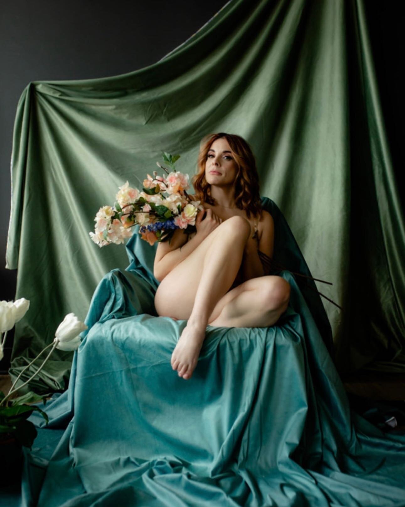 I had so much fun playing with different fabrics and textures during this session. I tend to get a lot of feedback from clients and followers that my work doesn&rsquo;t always feel like &ldquo;traditional&rdquo; boudoir&hellip;
 
I have to say, I LOV