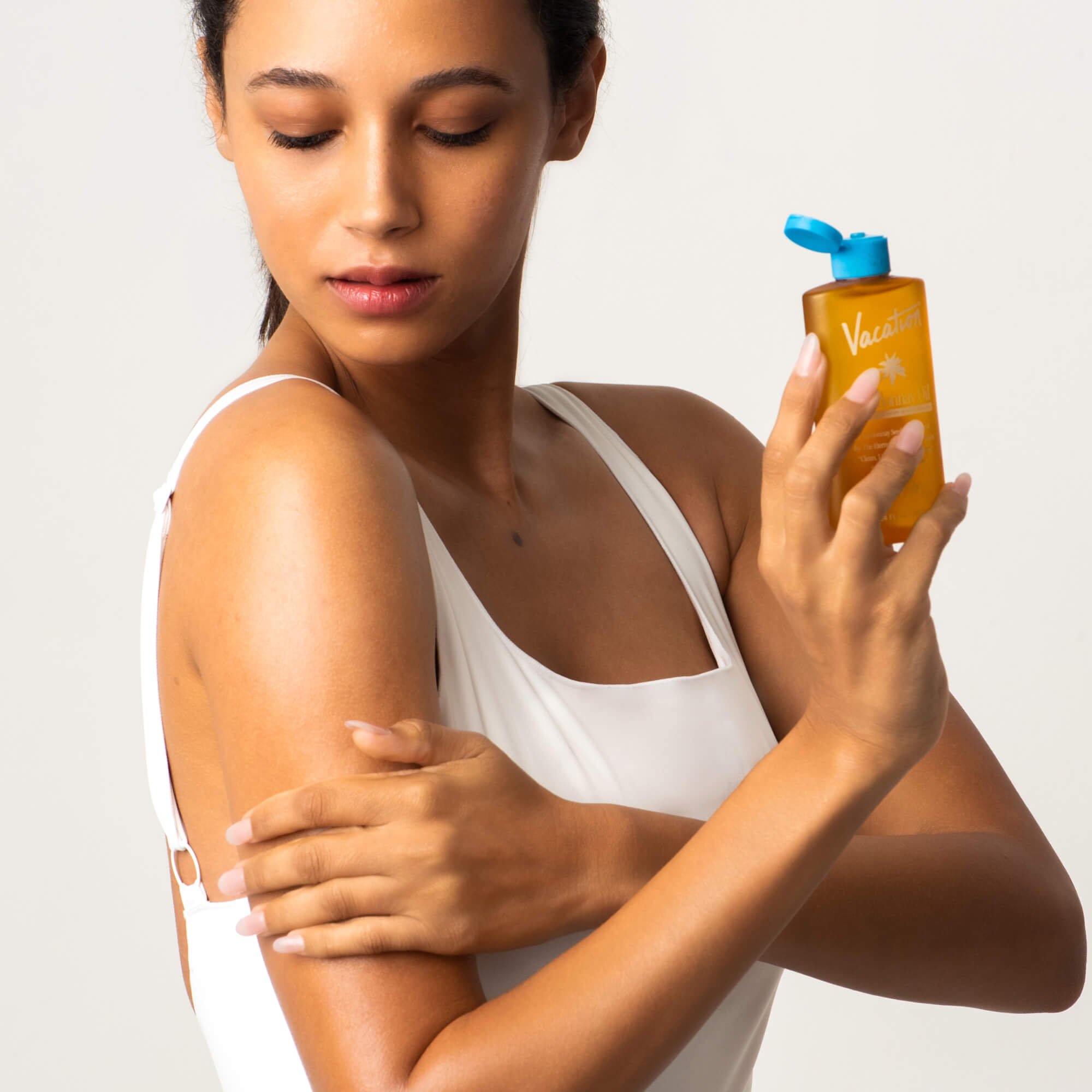 Vacation_Photos-CoreLine_ChardonnayOil_Model-Applying.jpg