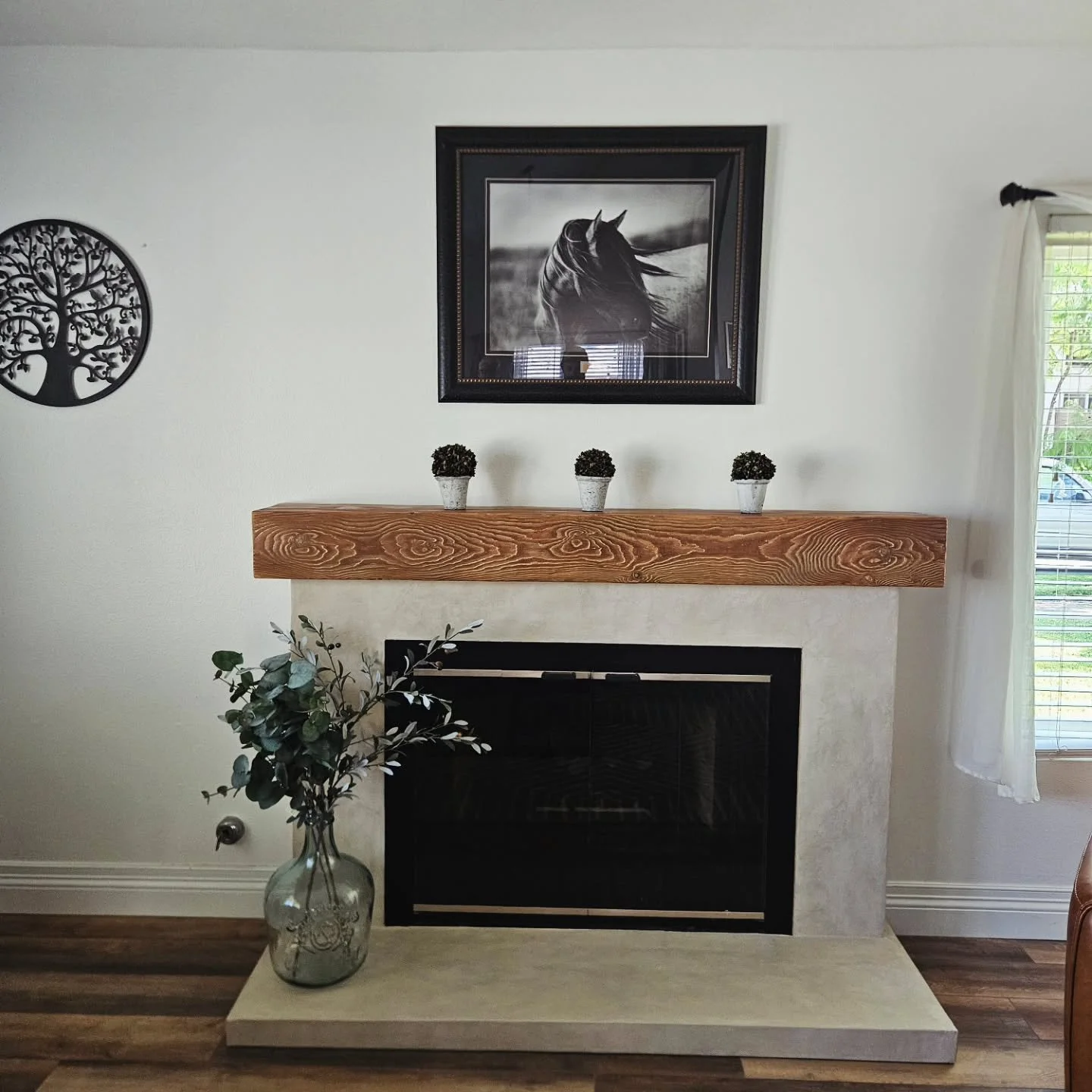 This little fireplace got an update... but somehow, it feels like it was always meant to be like this.

I coated it in Microcement and made the mantel out of some old structural beams i had saved. 
Came out nice.
.
.
.
.
#microcement #design #interio