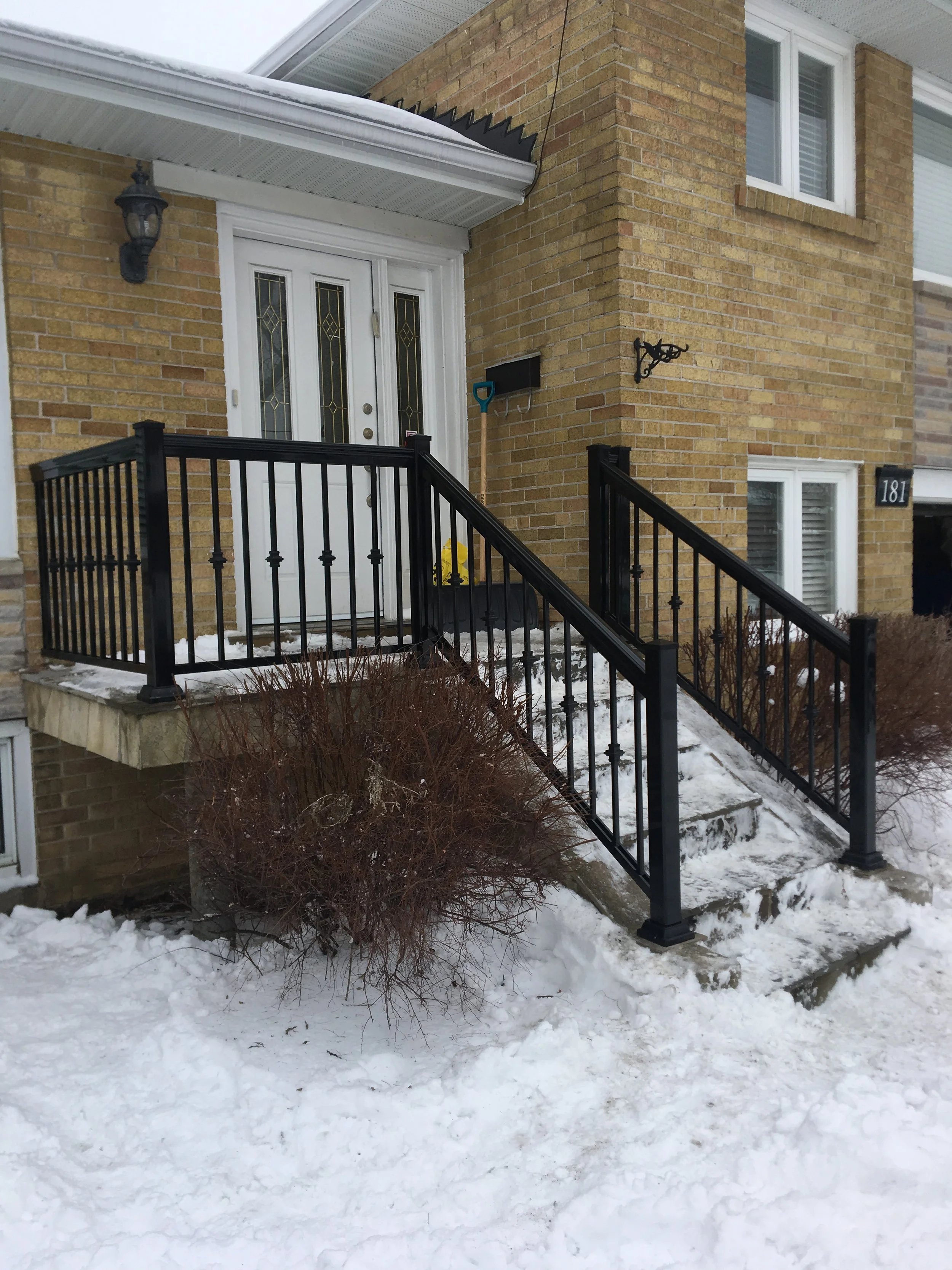 STYLE: R2 | COLOR: BLACK | HANDRAIL: ELITE | POST: 3X3 | PROJECT: PORCH | LOCATION: THORNHILL