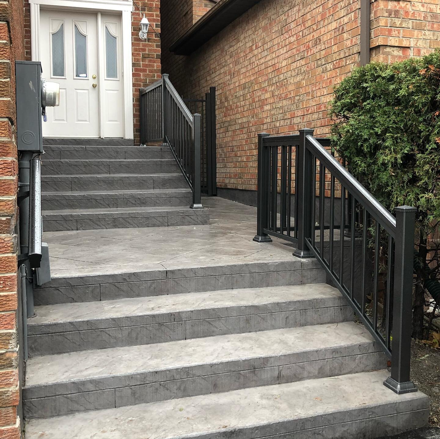 Thanks @splendaconcretedesign for the new porch and walk way. We took care of the railing and gate for this home in Thornhill 💪🏼 #construction
&bull;
&bull;
 #architecture #design #building #glassrailing #renovation #engineering #contractor #home #