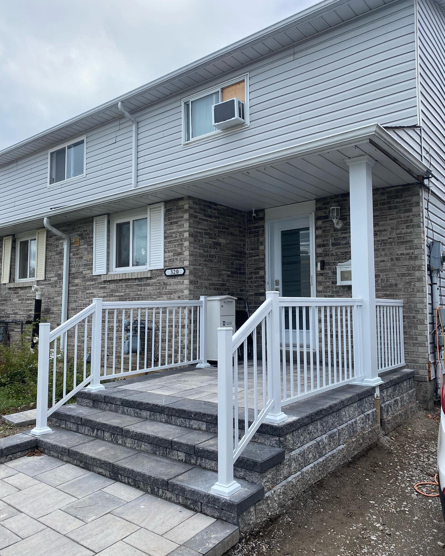 This white R1 railing connects directly into the 7.25&rdquo; column. This project was worth the drive to Oshawa 👌🏼💪🏼