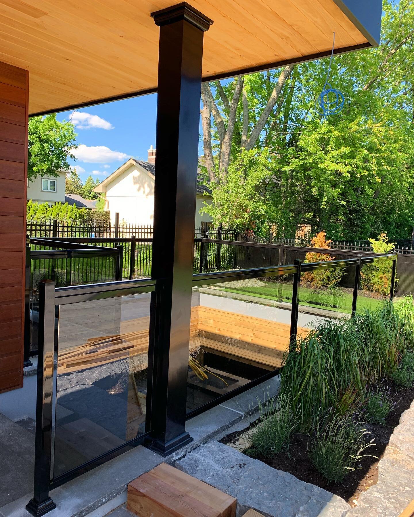 Column to Post Glass Railing Full Install in King City 
GR1 &amp; 7.25&rdquo; Column 
&bull;
&bull;
&bull;

#railing #aluminumrailing #gta #yorkregion #contractor #building #backyarddesign #glassrailing #renovation #landscaping #diy