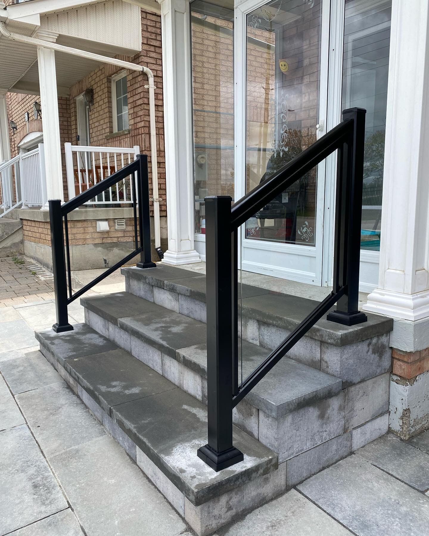 Clean Work ☑️ 
Black Aluminum With Clear 6mm glass 🏋🏻&zwj;♂️
&bull;
&bull;
&bull;
&bull;
#railing #aluminumrailing #gta #yorkregion #contractor #building #backyarddesign #glassrailing #renovation #landscaping #diy