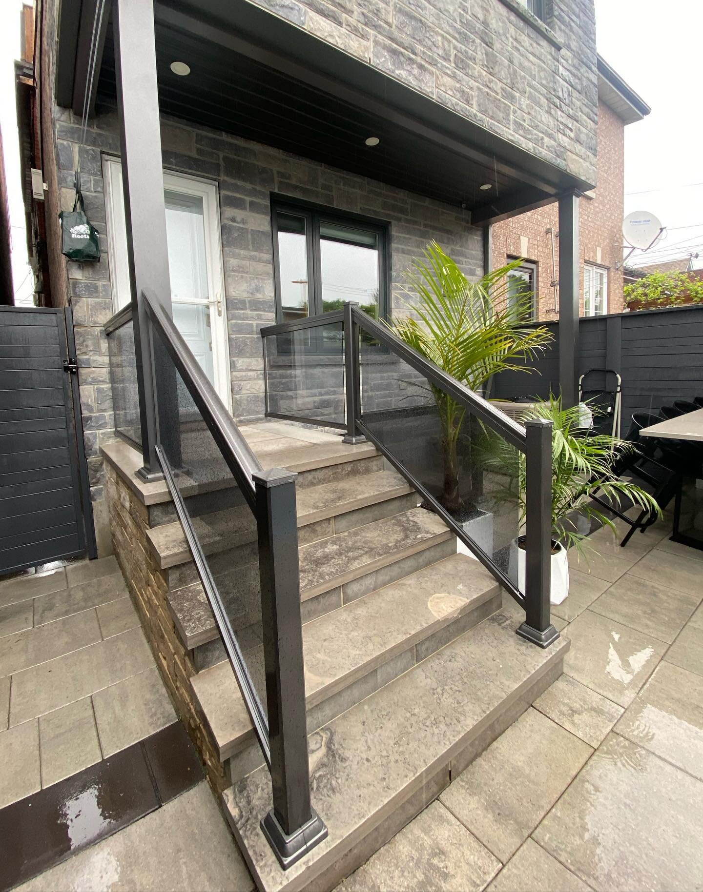 Another Beautiful Glass Railing installed in Toronto
🤌🏼👀
Style: GR1 
Glass: Grey
Post: 3&rdquo; 
Colour: Pewter
&bull;
&bull;
&bull;
&bull;
#glassrailing #toronto #homeimprovement #backyarddesign