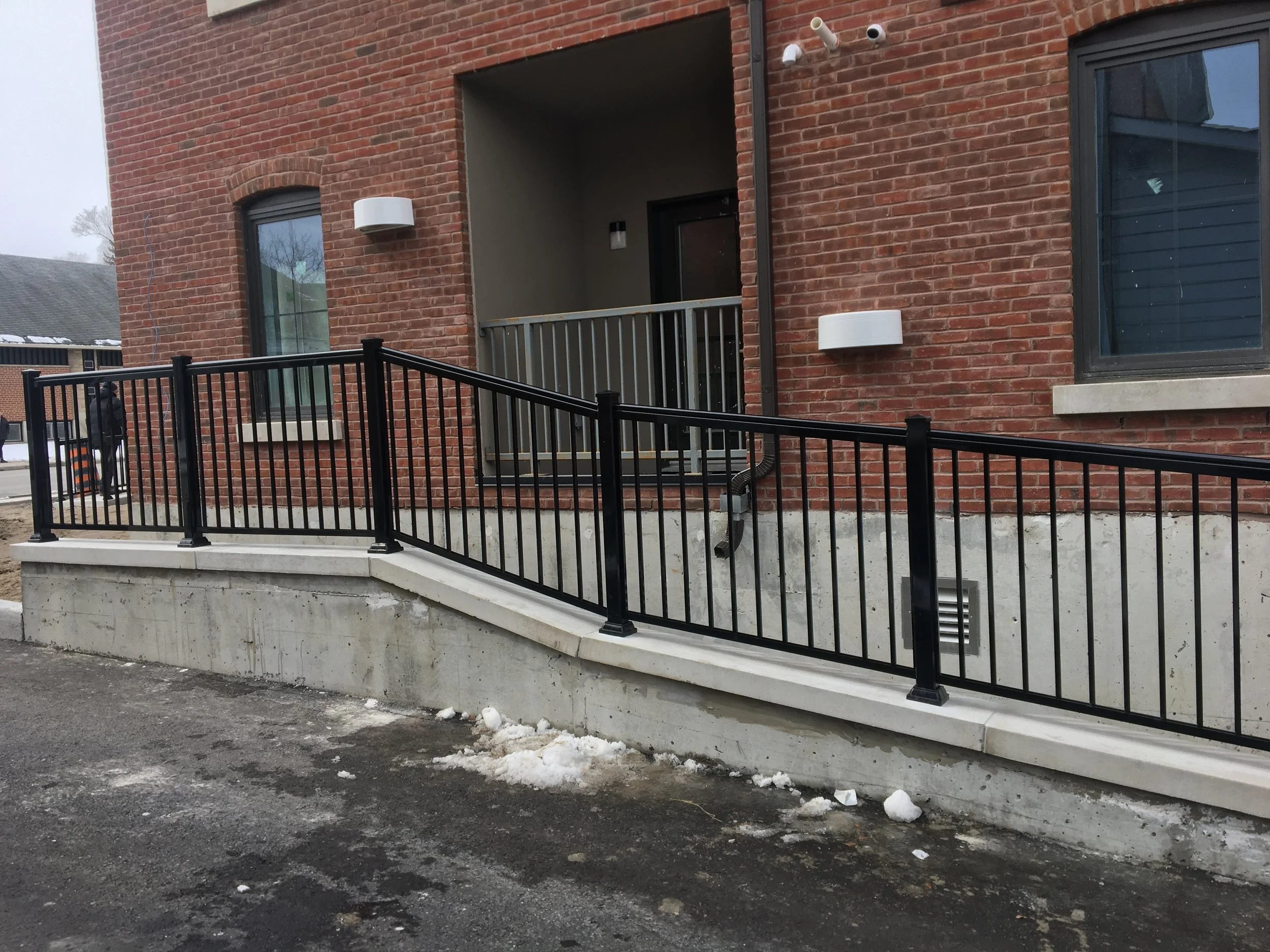 STYLE: R1 | COLOR: BLACK | HANDRAIL: PRIMO | POST: 2X2 | PROJECT: COMMERCIAL | LOCATION: AURORA