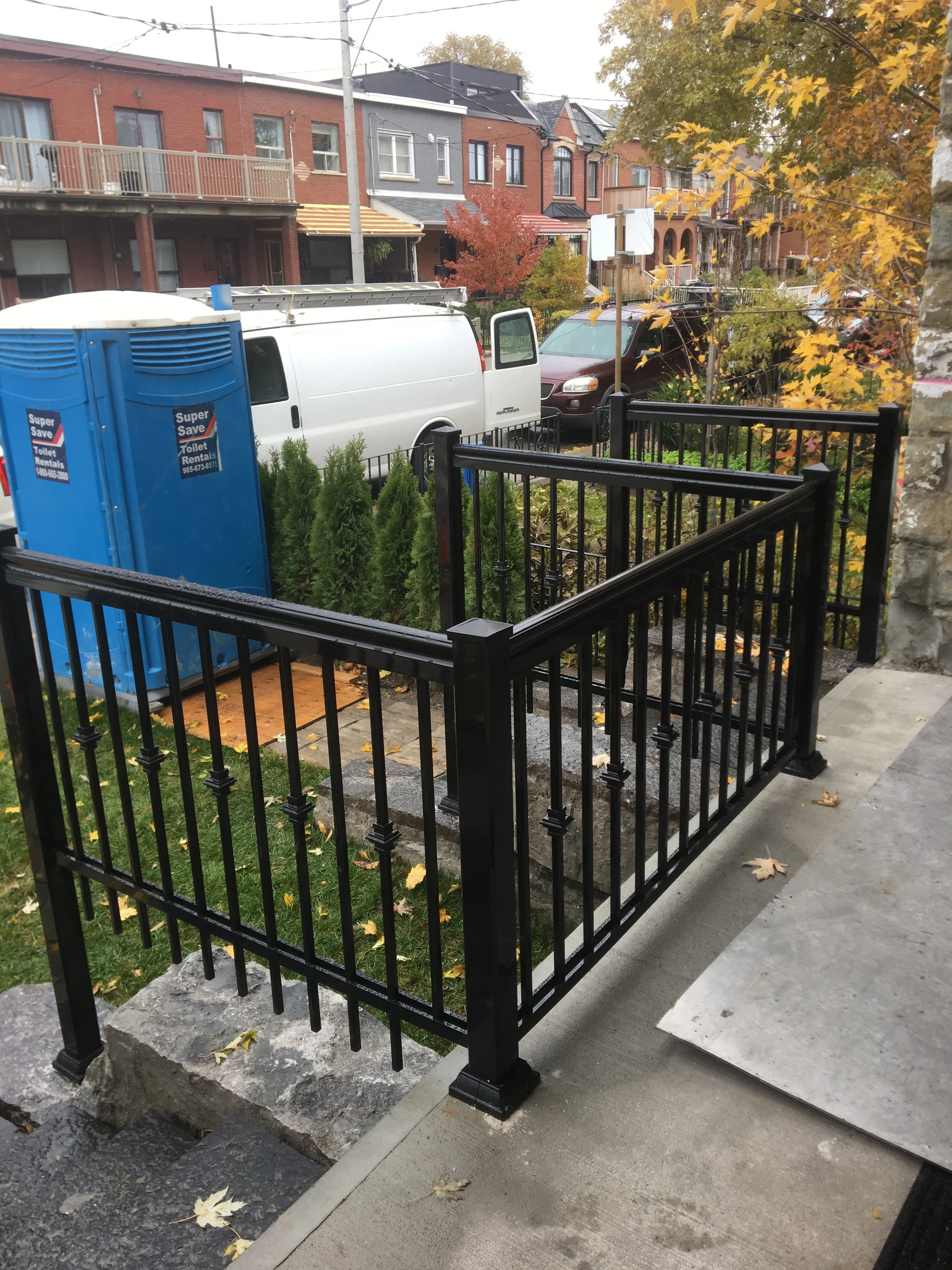 STYLE: R2 | COLOR: BLACK | HANDRAIL: ELITE | POST: 3X3 | PROJECT: PORCH | LOCATION: TORONTO