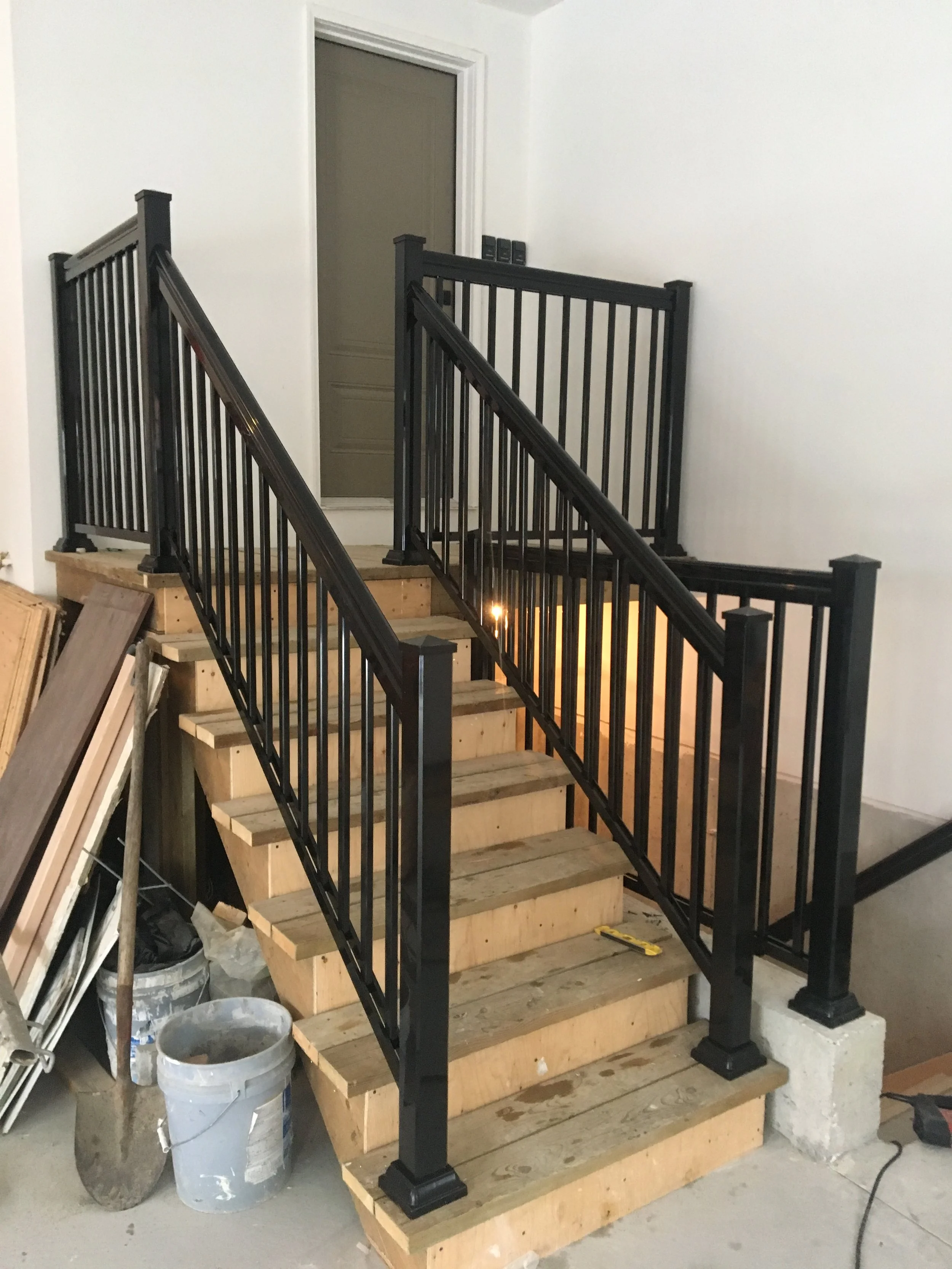 STYLE: R1 | COLOR: BLACK | HANDRAIL: PRIMO | POST: 3X3 | PROJECT: WALKOUT | LOCATION: AURORA