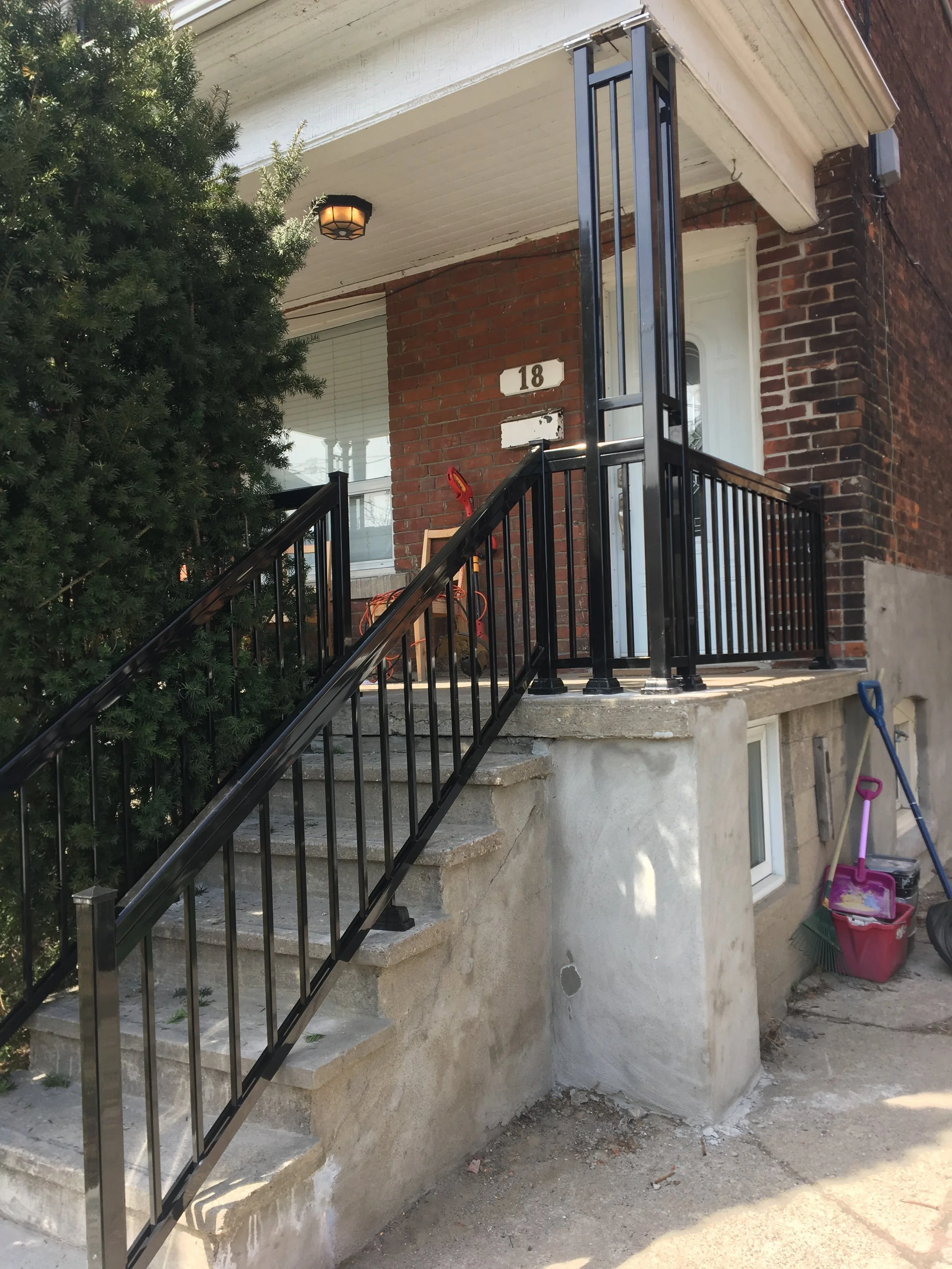 STYLE: R1 | COLOR: BLACK | HANDRAIL: PRIMO | POST: 2X2 | PROJECT: PORCH | LOCATION: VAUGHAN