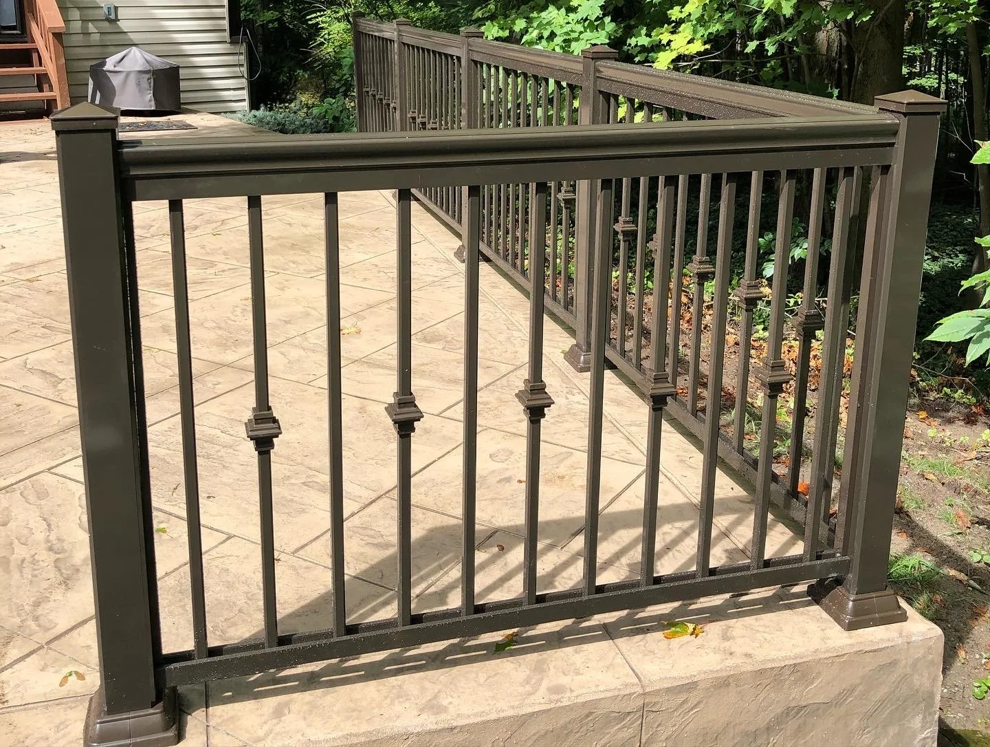 STYLE: R2 | COLOR: BROWN | HANDRAIL: ELITE | POST: 3X3 | PROJECT: PORCH | LOCATION: STOUFFVILLE