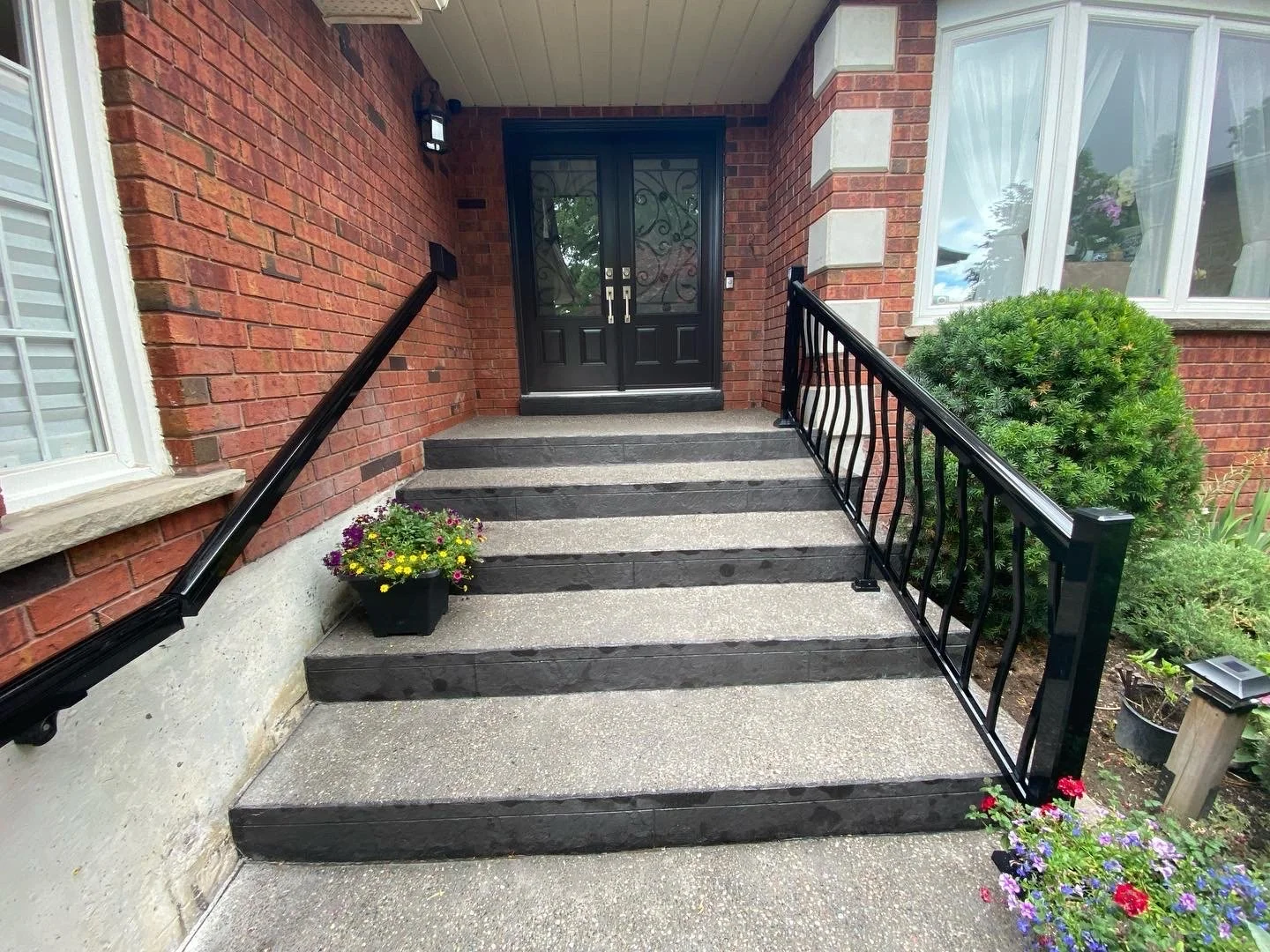 STYLE: R3 | COLOR: BLACK | HANDRAIL: EMPRESS | POST: 3X3 | PROJECT: PORCH | LOCATION: RICHMOND HILL