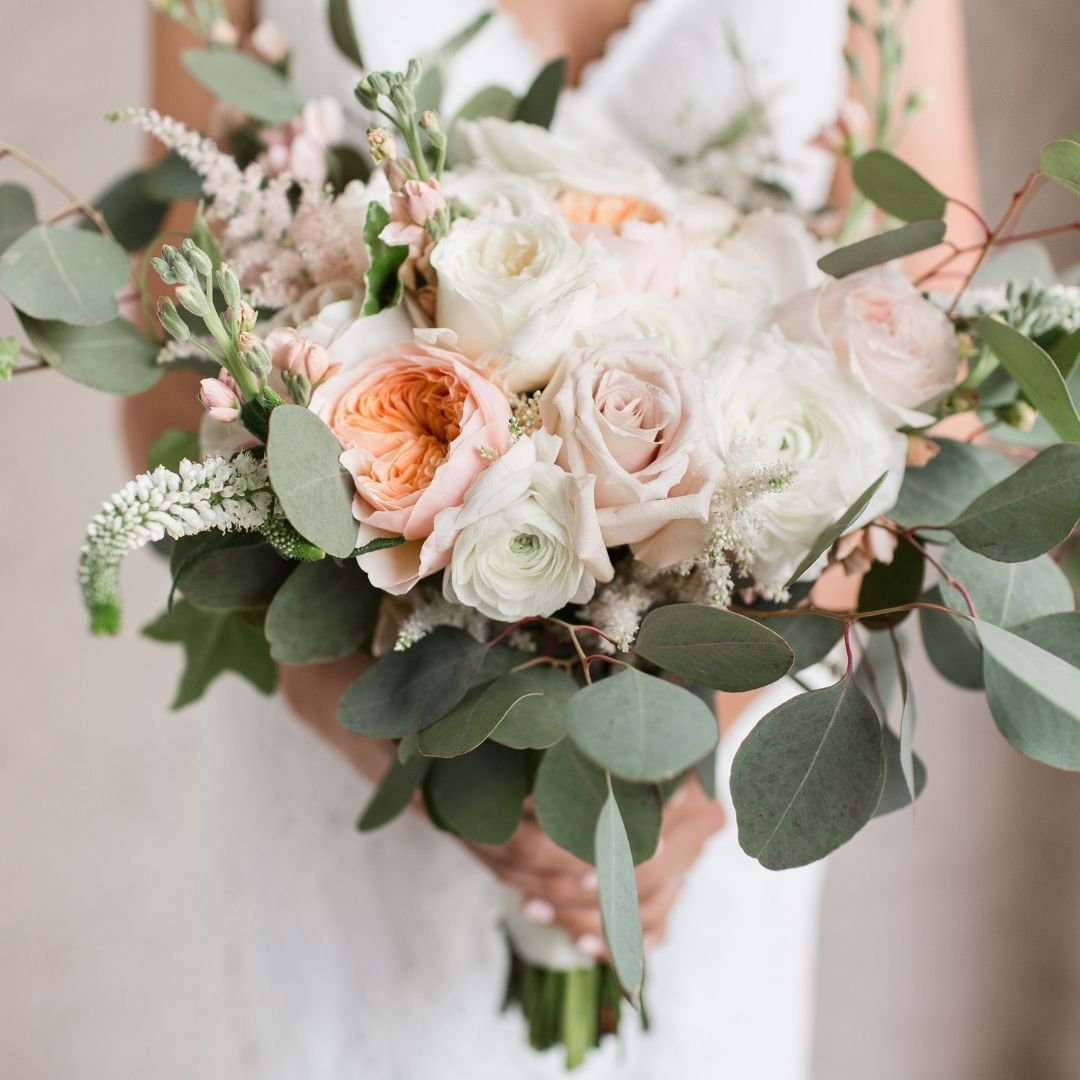 Spring weddings are in full swing, and it's time to dive into the beauty of bride bouquets! Picture the enchanting blend of love and nature as vibrant blooms intertwine with heartfelt vows. 🌺✨ Like the photo above, the bride's bouquet becomes a radi