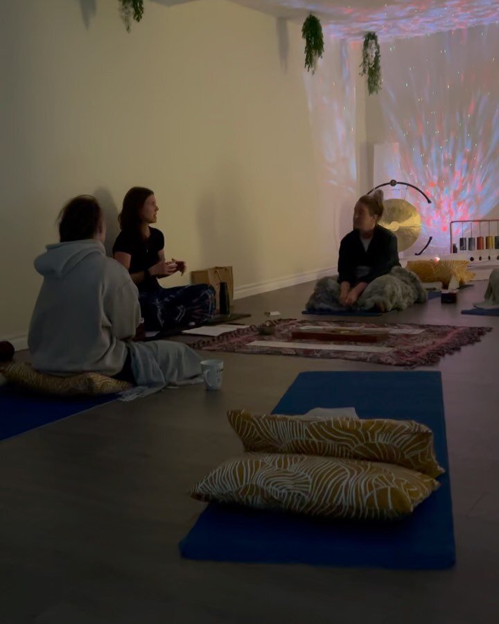 What an amazing week in the studio!
.
Our April Soul Gathering with @cassidyneiser and a Pranayama Chakra Breathwork class with Allie V. @soulistichealing were both incredibly powerful!
.
We are so grateful for the community building in this space 🙏