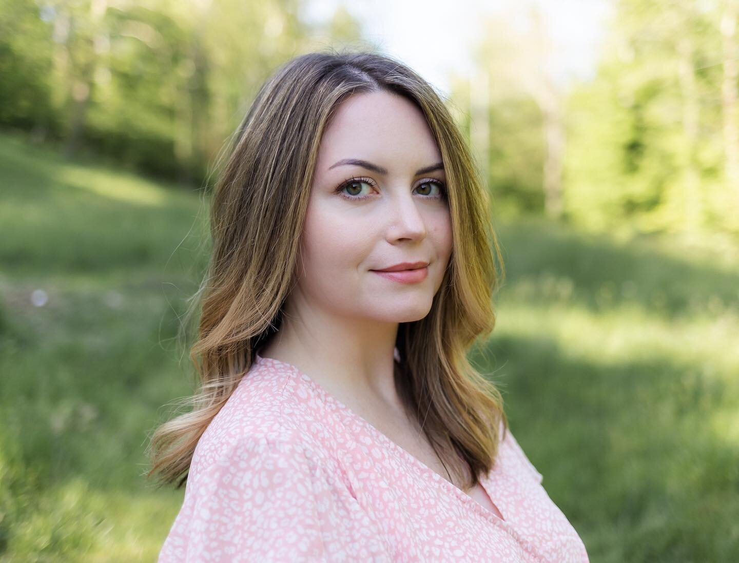 Hiiiii 👋 I had my husband take some new photos of me and I like how this one turned out 😊 my daughter also managed to get a good one! I&rsquo;ll post that one later. 🙃 

#skincare #facial #esthetician #esthetics #huntingtonwv #ohioesthetician