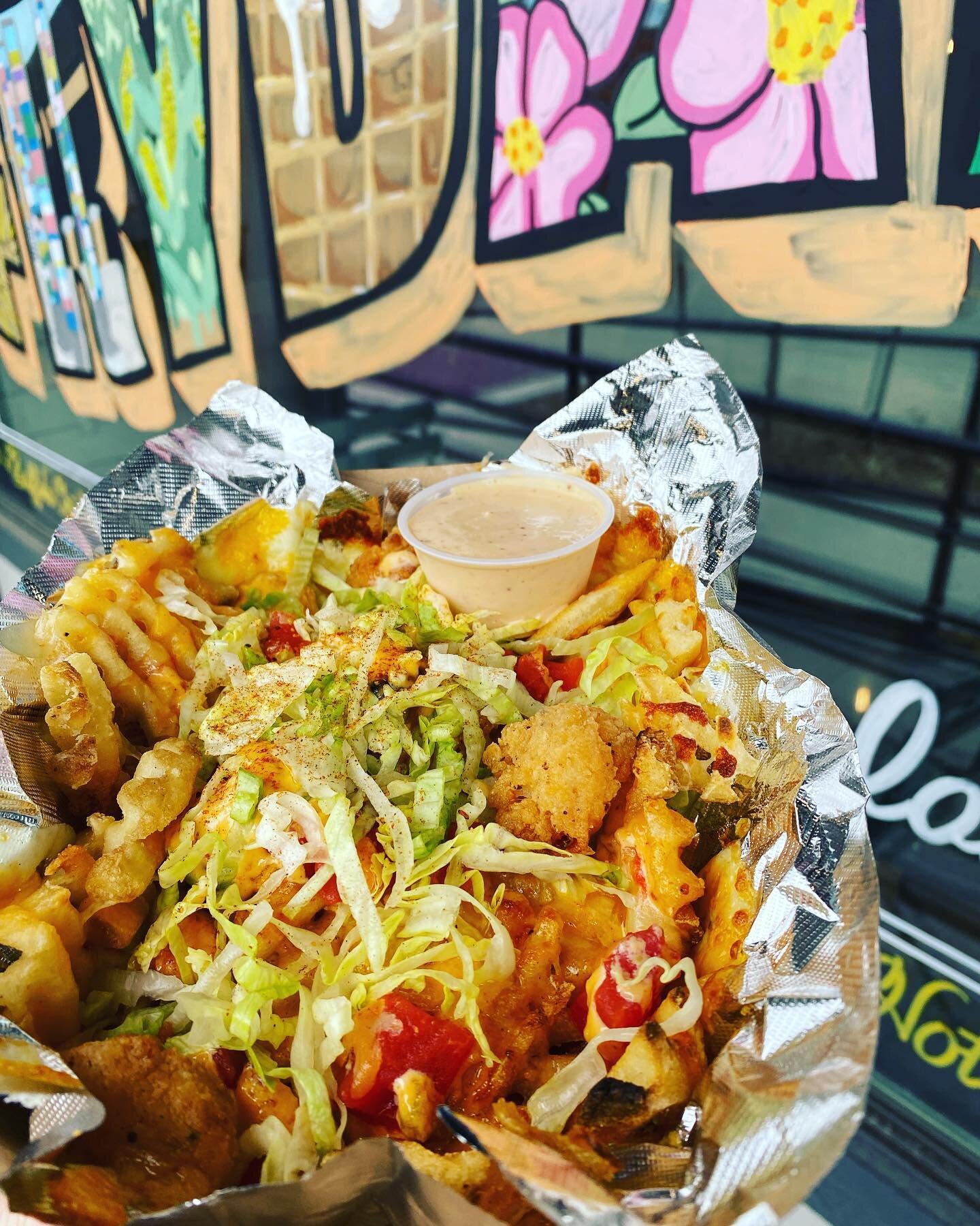 🎶 I&rsquo;m just a ✨Po&rsquo; Boy✨ nobody love me 🎶 

🍤Cajun Shrimp Po&rsquo; Boy Fries🍤
Yum.
Crispity-crunchity fries, crispy shrimp, Cajun remoulade sauce, Colby-Jack, Cajun seasoning, Cajun stewed tomatoes, and shredded lettuce ( for the color