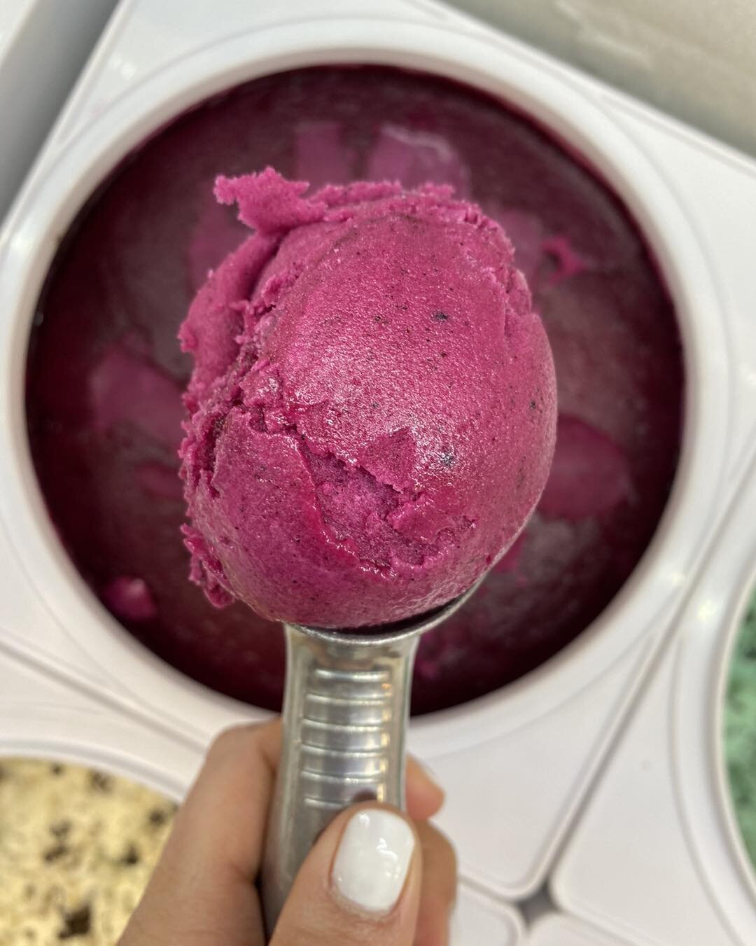 Well one thing&rsquo;s for sure: this sans-dairy Dragonfruit sorbet won&rsquo;t last long&hellip; just 👀 at that color! 

🐉 🛒 😂 It&rsquo;s kinda like the Aldi Finds aisle. It&rsquo;s here today, gone tomorrow&hellip; and we can&rsquo;t really tel