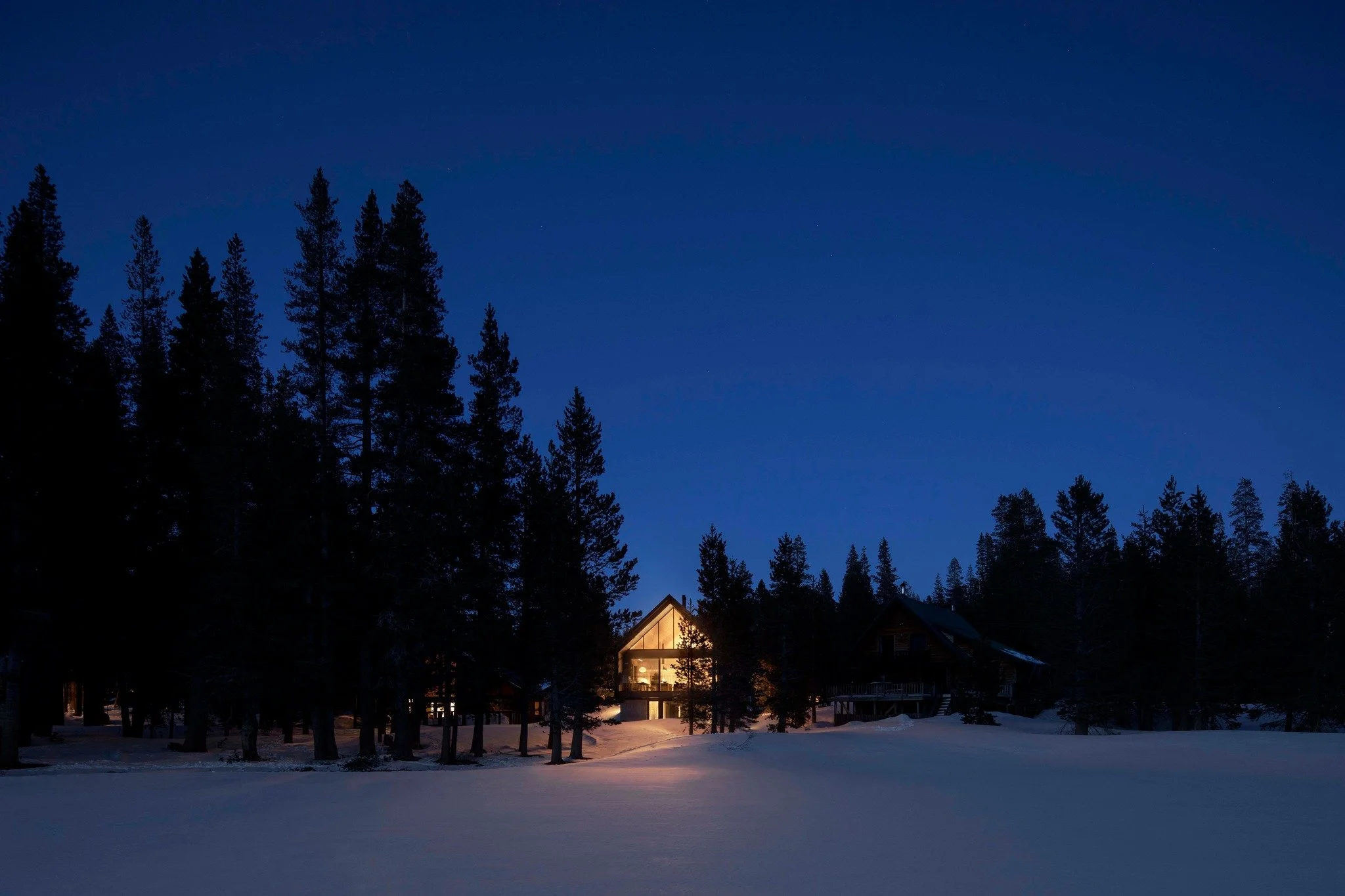 Happy Holidays from BLLD, we wish you a merry and bright holiday season!
BLLD offices will be closed from Friday Dec. 22th - Jan 2nd

Project: Serene Lakes Residence
Architect: Alexander Jermyn Architecture
📸: Jeremy Bittermann