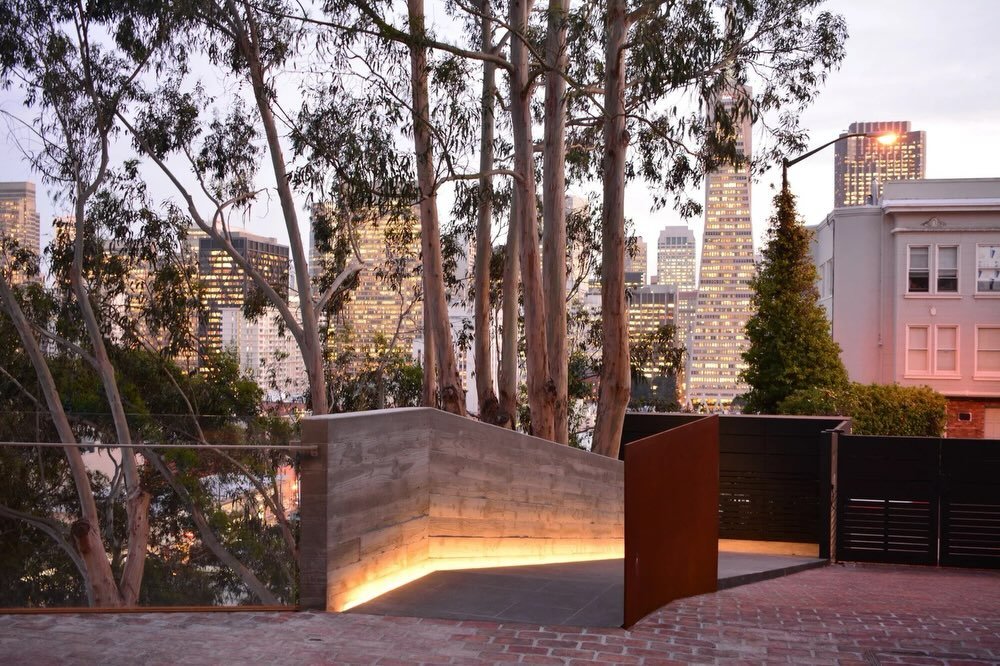 Designed to complement the view, not compete with it.

At this Telegraph Hill residence, lighting is carefully integrated throughout the architecture and landscape to enhance the home&rsquo;s rich materials while preserving its dramatic views across 