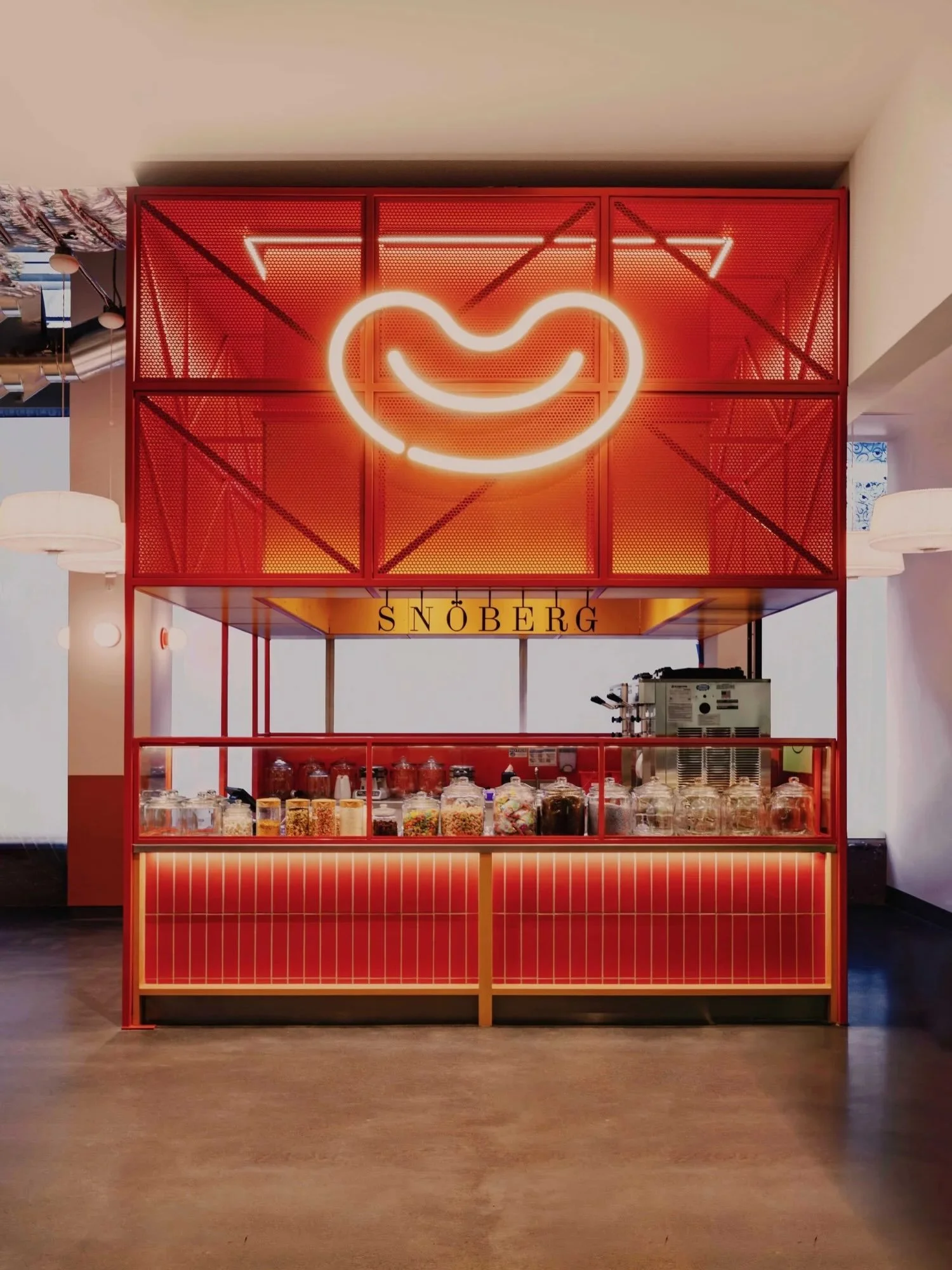 A marketplace designed to glow.

At Saluhall in San Francisco, light and color come together to shape a vibrant, two-level culinary destination inspired by Nordic civic spaces. Luminous vendor fronts create bold landmarks throughout the hall, while l