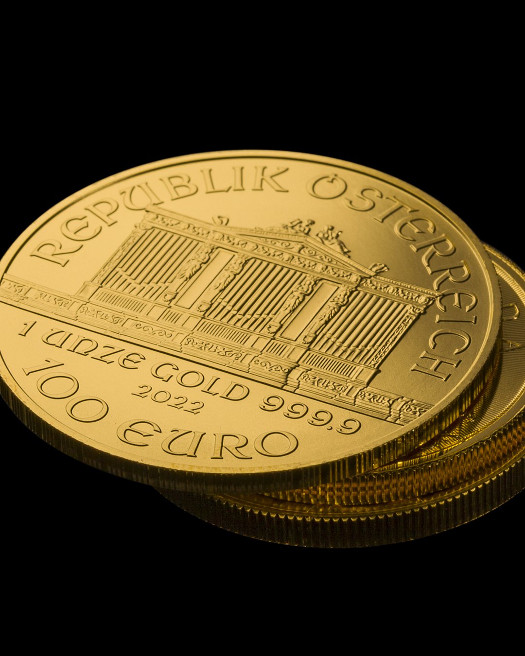 Close-up of gold coin with inscriptions in German, featuring the Reichstag building and the year 2022.