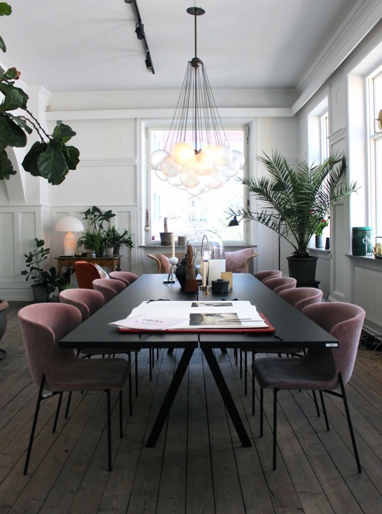  A more modern use of the color lavender, this time in these sleek upholstered dining chairs. &nbsp;I love that this complementary color scheme only uses plants to incorporate the green opposite purple on the color wheel.  Image via Remodelista 