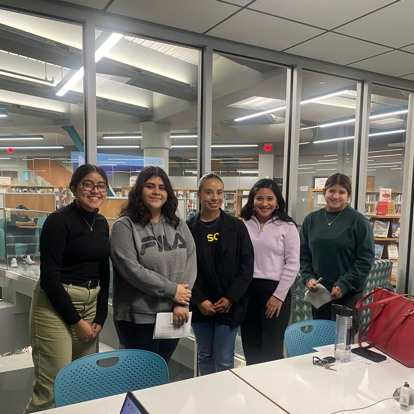 Yesterday we held a volunteer orientation and welcomed some new volunteers to the Somos First-Gen team! 
We are so excited to have passionate individuals ready to make an impact on first-gen students 💙
