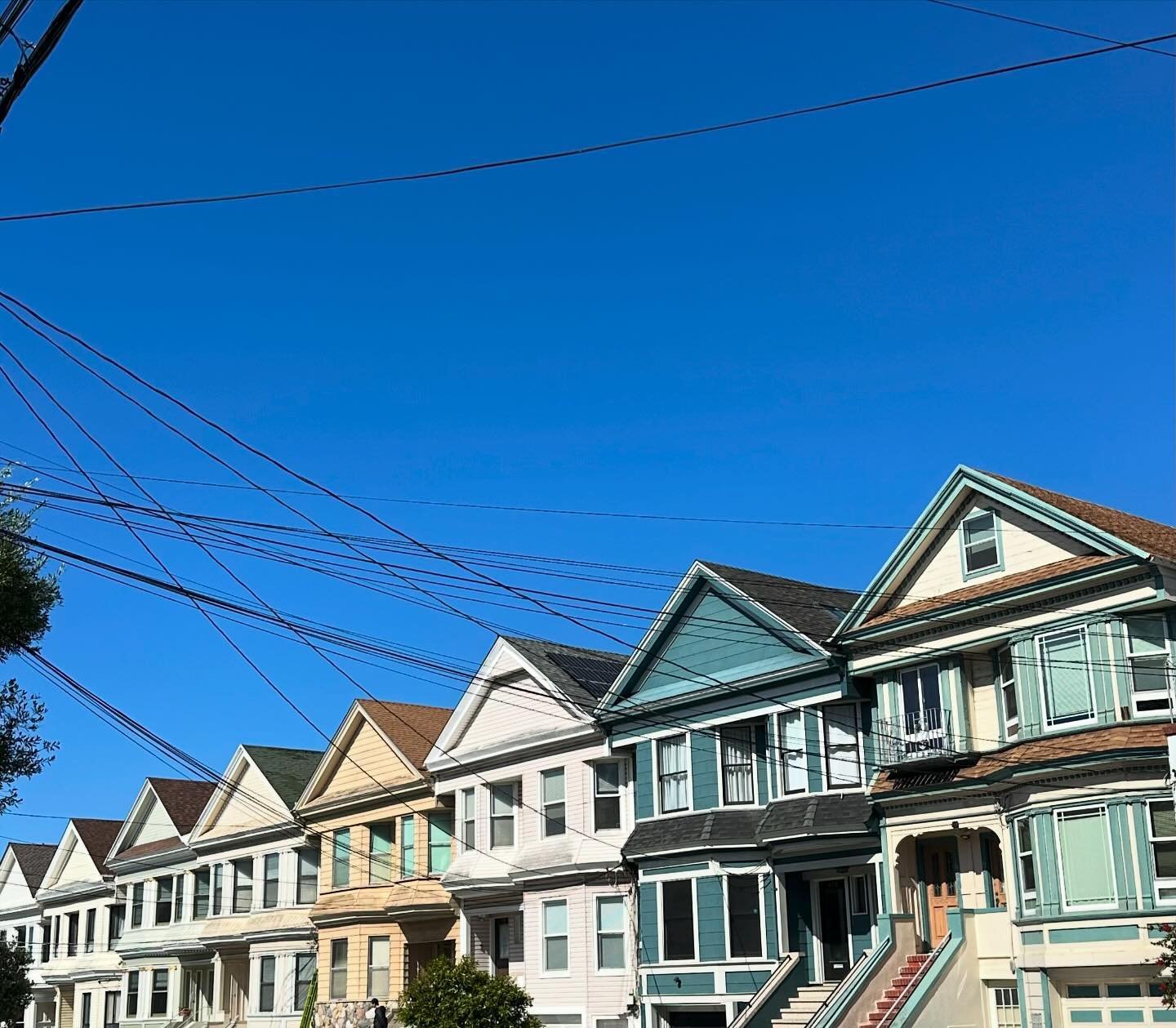 Name this neighborhood! One of my absolute favorite things to do is wander around other neighborhoods and and admire homes that are so different than mine. These caught my eye this afternoon! 

#sfneighborhoods #sanfrancisco #lovewhereyoulive #sfreal