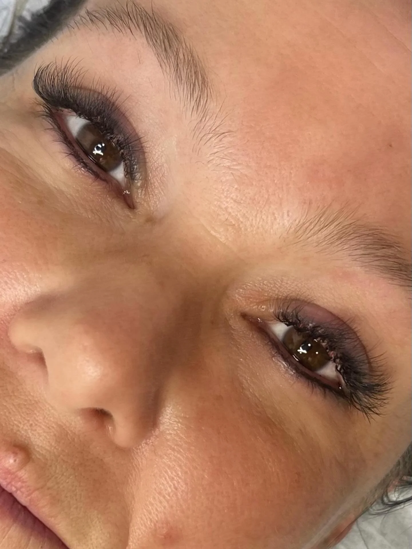 Permanent bottom eyeliner is one of the most underrated services 😍✨
When you already have lash extensions on top, adding a soft, precise lower liner beautifully balances the eyes. It frames the lash line, brings attention to the natural eye shape, a