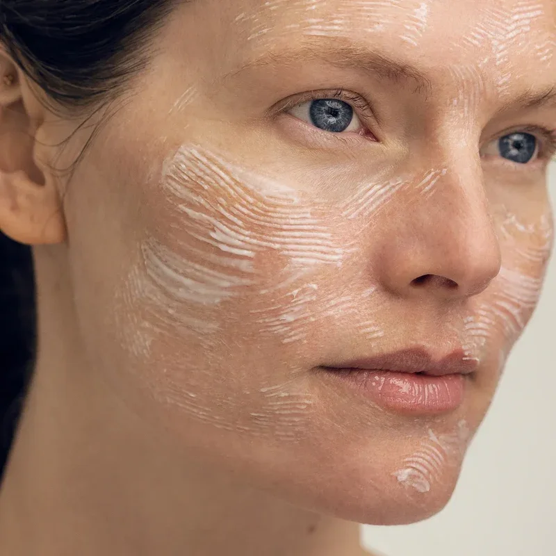 auteur-definitive-optimising-mask-glowing-model.webp