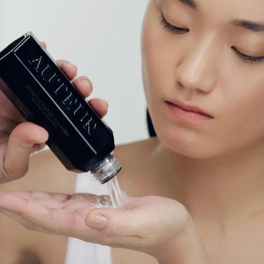 auteur-definitive-enzyme-cleanser-exfoliating-model.webp