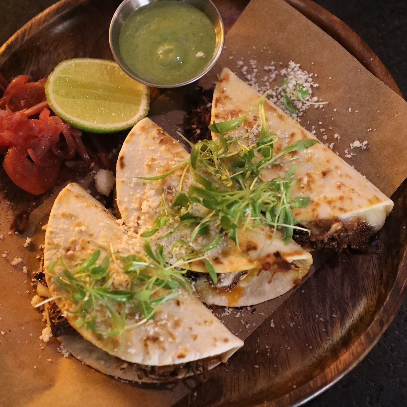 Happy Hour is coming&hellip; Wednesday-Friday from 3p-6p&hellip; Will you be there? ✨🍹
 
Get ready to fiesta with our mouthwatering Braised Short Rib Quesadilla! These flavors will have you saying Ol&eacute;! At Happy Hour!