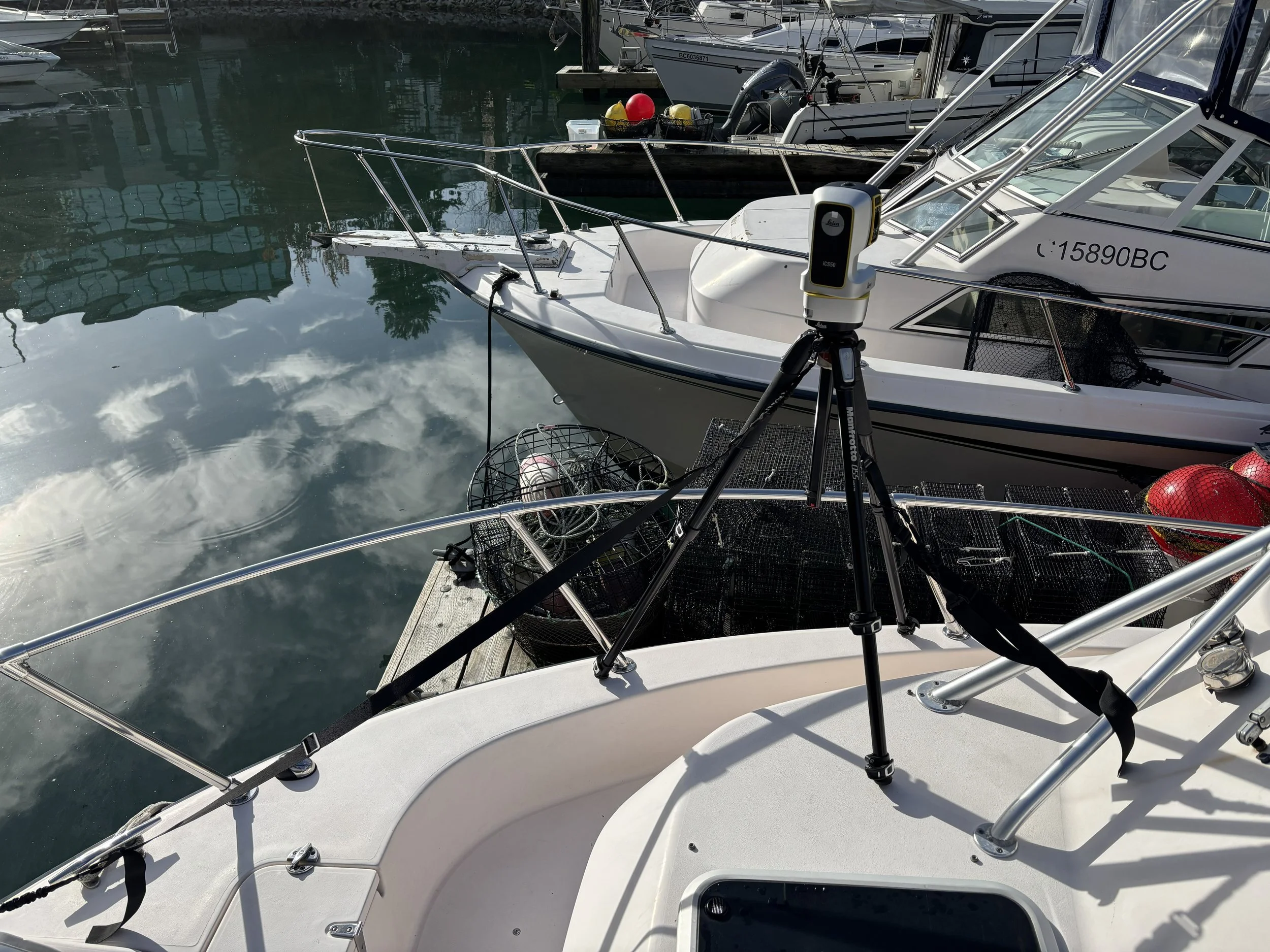 Leica iCS50 unit positioned on bow of GradyWhite 282.