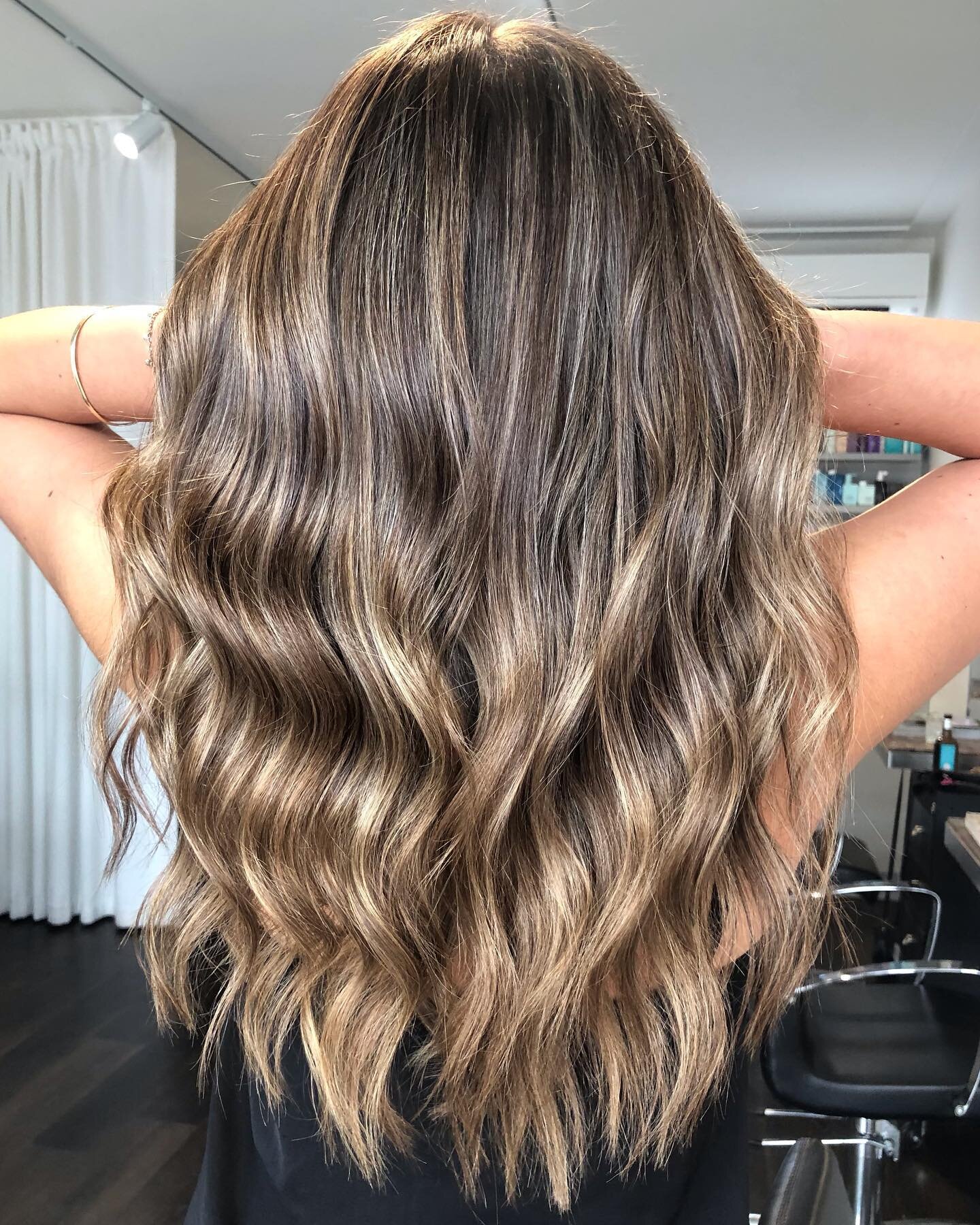 Our dream girl @hollyhendderson 😍😍

Hair by @haiirbymadeline 

#auckland #remuera #hairsalon #studiofive #stylist #bronde #highlights #balayage #lowmaintenancehair #moroccanoil #kevinmurphy