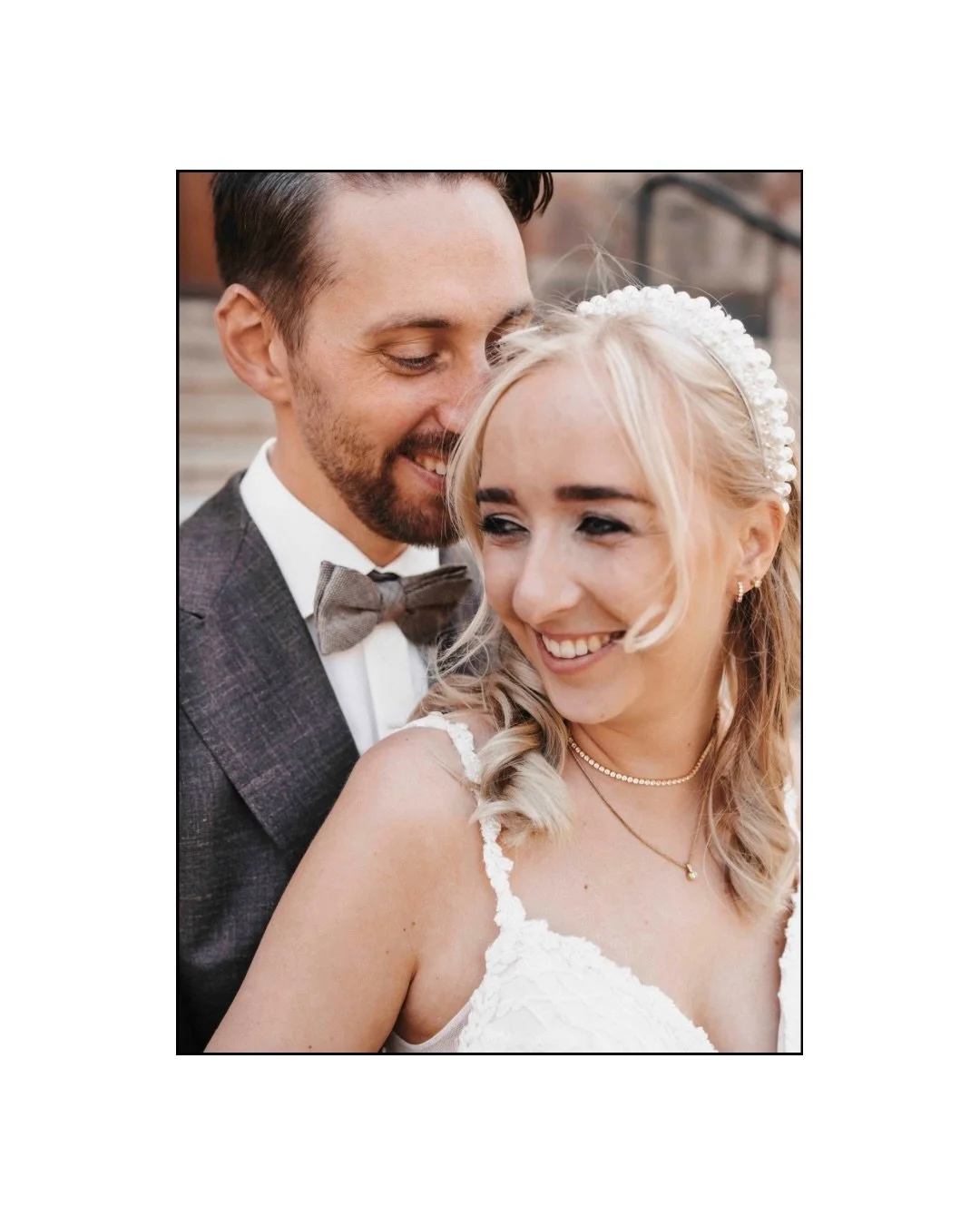 Julia &amp; Marian beim Paarshooting &ndash; zwei Menschen, die einfach richtig Bock aufeinander haben 🥰
Wir waren am Standesamt in Saarbr&uuml;cken unterwegs und die beiden haben die Kamera komplett vergessen. Lachen, N&auml;he, echte Momente &ndas