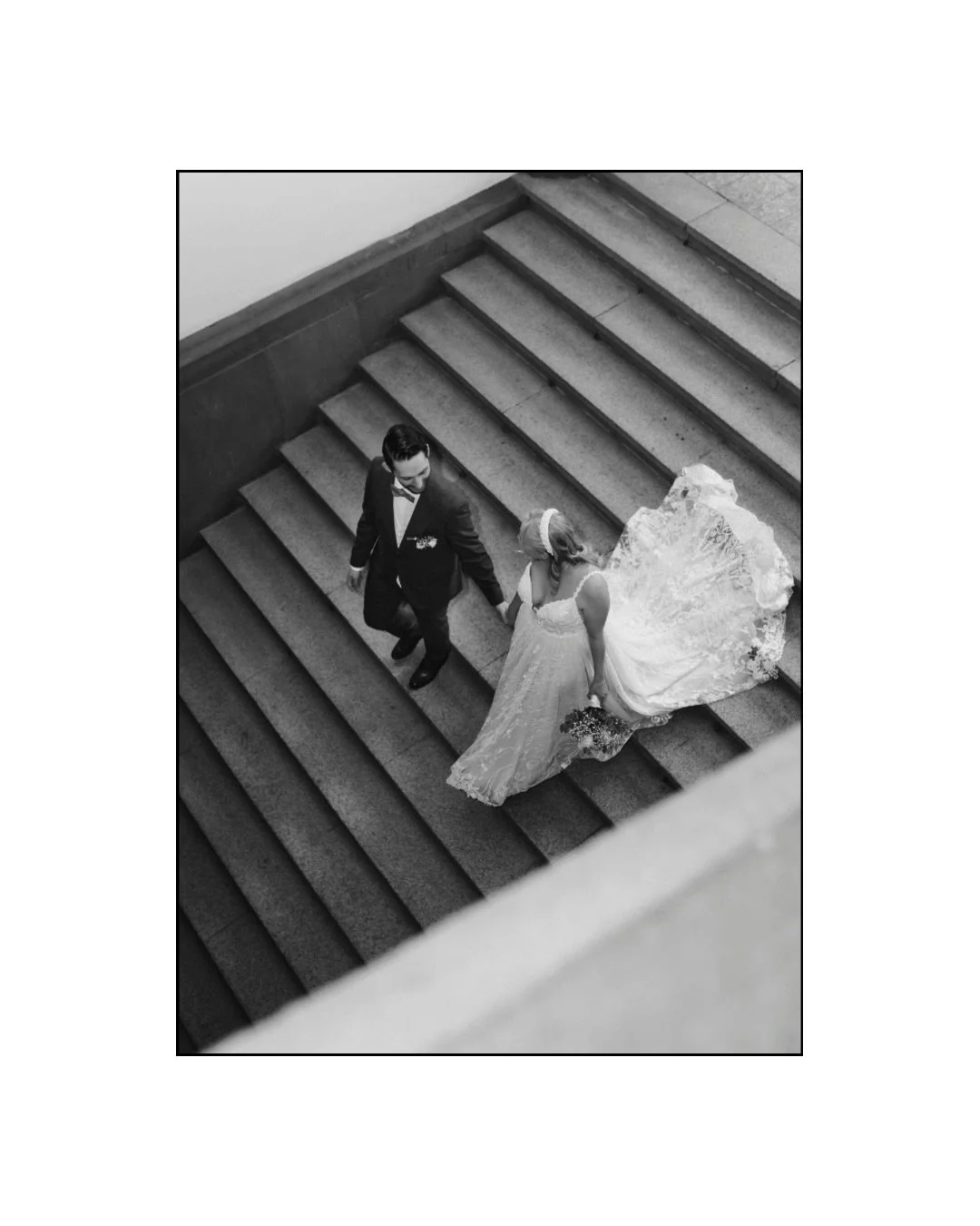 Julia &amp; Marian auf den Stufen vom Standesamt Saarbr&uuml;cken &ndash; schwarz-wei&szlig;, aber voller Leben. 🖤
Dieser Moment zwischen zwei Schritten, irgendwo zwischen &bdquo;gerade Ja gesagt&ldquo; und &bdquo;jetzt geht&rsquo;s los&ldquo;, ist 