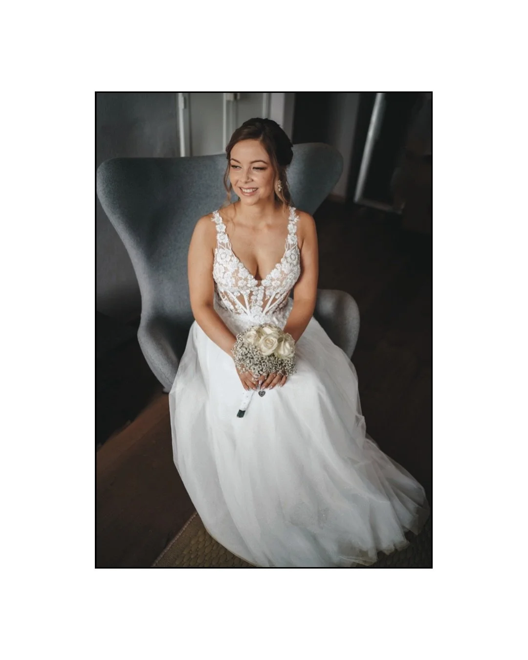 Lisa kurz vor der Trauung &ndash; fertig angezogen, entspannt zur&uuml;ckgelehnt, mit diesem L&auml;cheln, das sagt: &bdquo;Ich bin bereit.&ldquo; 🤍
Das Get Ready ist f&uuml;r viele Br&auml;ute einer der emotionalsten Momente des Tages. Hier entsteh