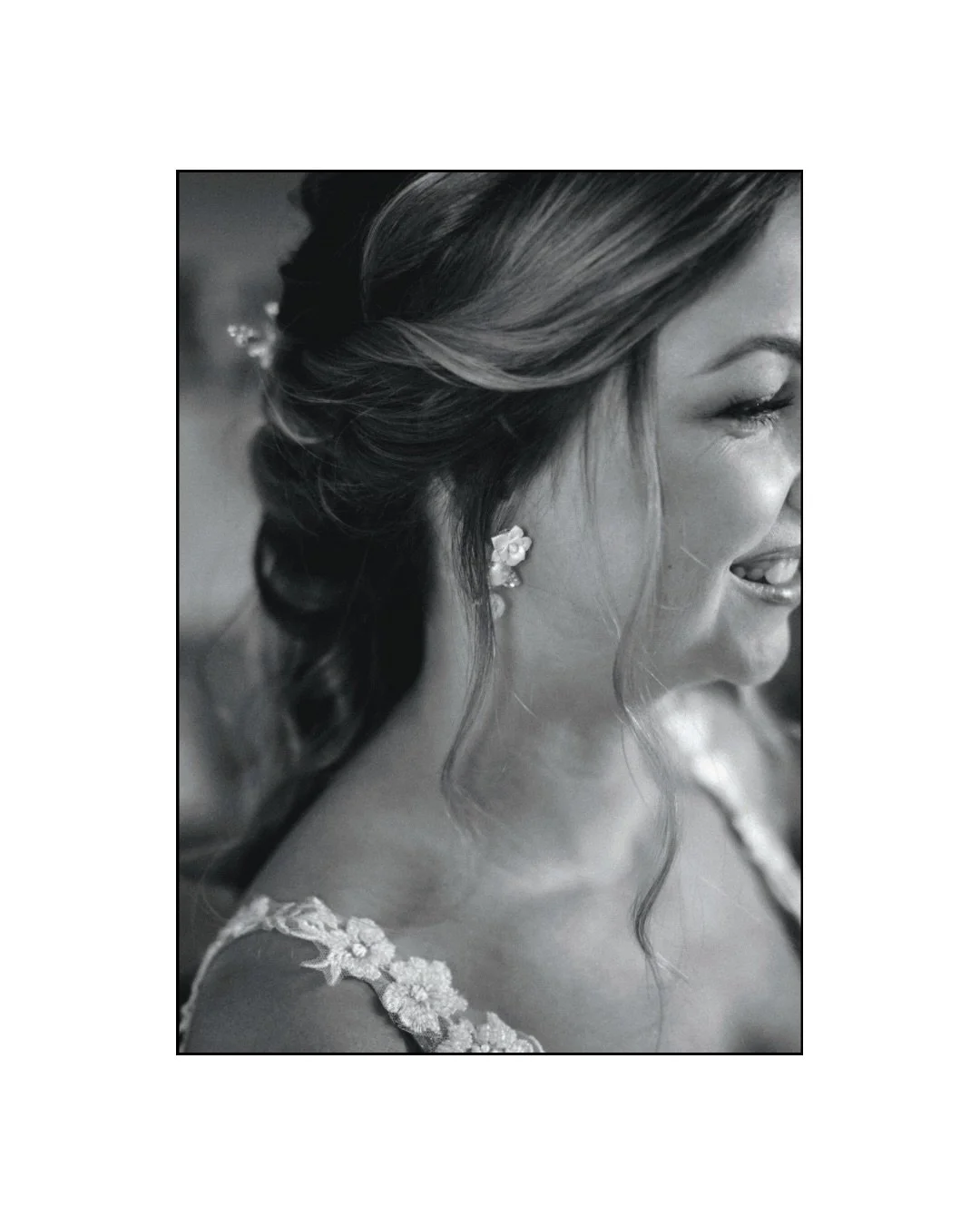 Manchmal sind es die leisen Dinge, die die gr&ouml;&szlig;ten Geschichten erz&auml;hlen.
Ein Blick, ein Ohrring, eine Frisur, ein Stoff &ndash; diese Details sind es, die euren Tag einzigartig machen. 🖤

Viele Br&auml;ute sagen mir:
👉 &bdquo;Mir si