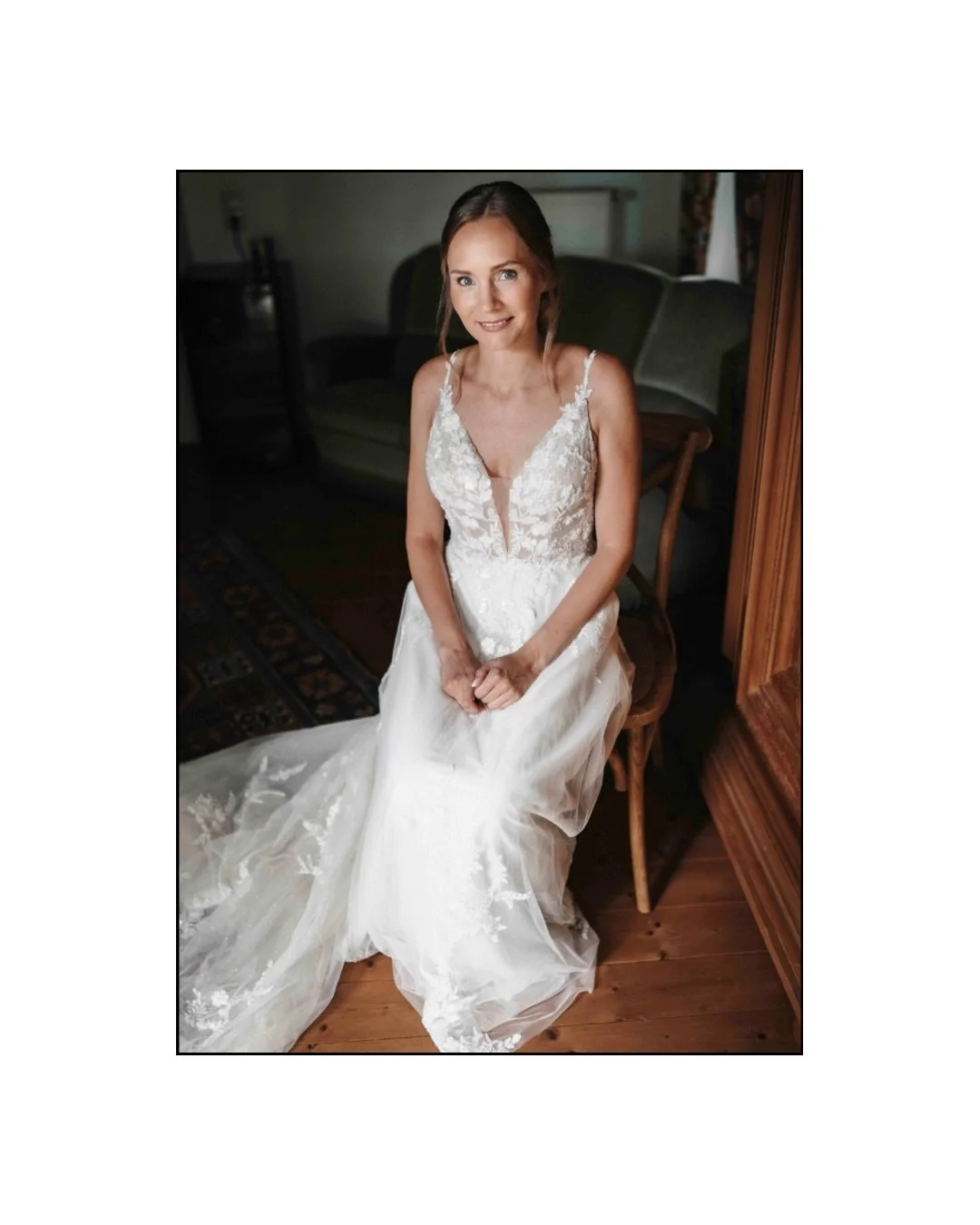 Marie sitzt da. Fertig gestylt. L&auml;chelt. Und atmet einmal tief durch.
Dieser Moment, kurz bevor alles losgeht, ist pure Magie. 💫

Viele Br&auml;ute sagen mir vorher:
&bdquo;Ich hab Angst, dass ich total nerv&ouml;s bin.&ldquo;
&bdquo;Was, wenn 