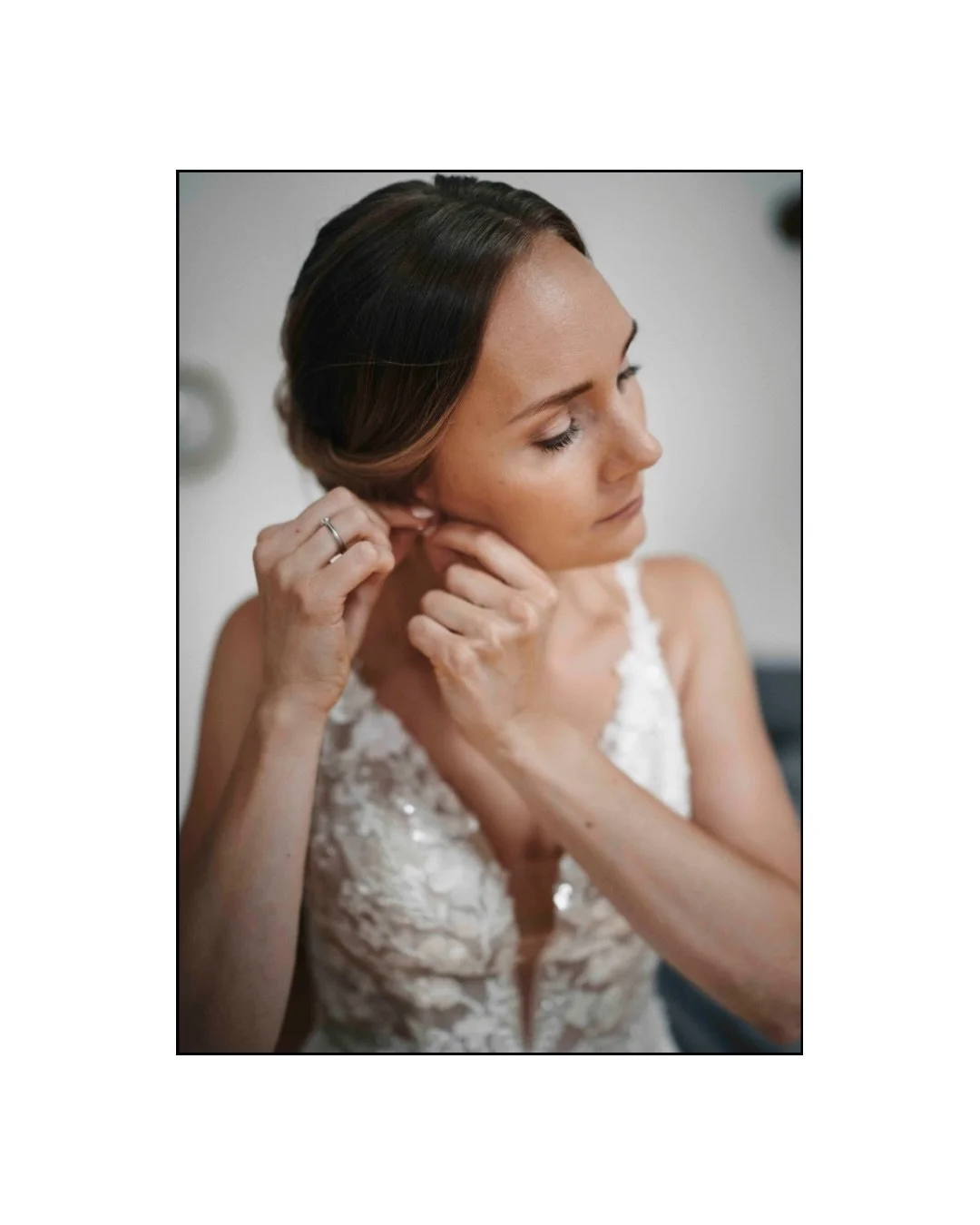 Ohrringe rein&hellip; und pl&ouml;tzlich f&uuml;hlt es sich real an. 💍
Marie schaut sich an und denkt: Wow. Das bin ich.

Viele Br&auml;ute sagen mir vorher:
&bdquo;Ich bin nicht fotogen.&ldquo;
&bdquo;Ich wei&szlig; nicht, was ich vor der Kamera ma