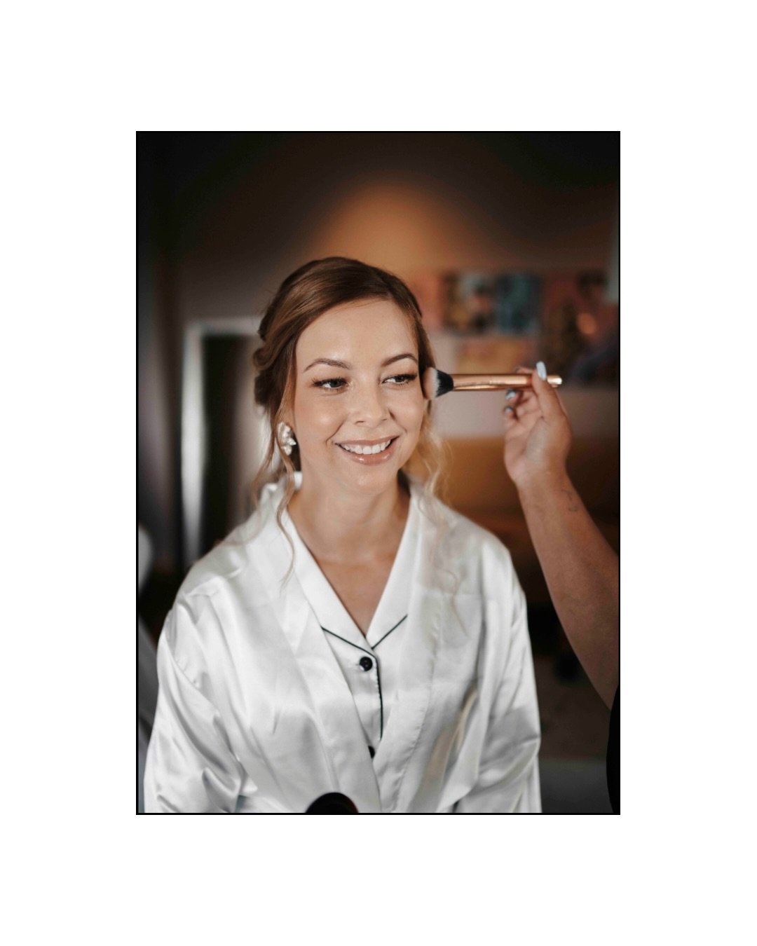 Noch nicht ganz fertig, aber schon voller Vorfreude. 💄
Diese Momente im Make-up-Stuhl sind oft die ruhigsten des Tages &ndash; und gleichzeitig die emotionalsten. Ein L&auml;cheln, ein tiefer Atemzug, die ersten Gedanken an das &bdquo;Ja&ldquo;.

Vi