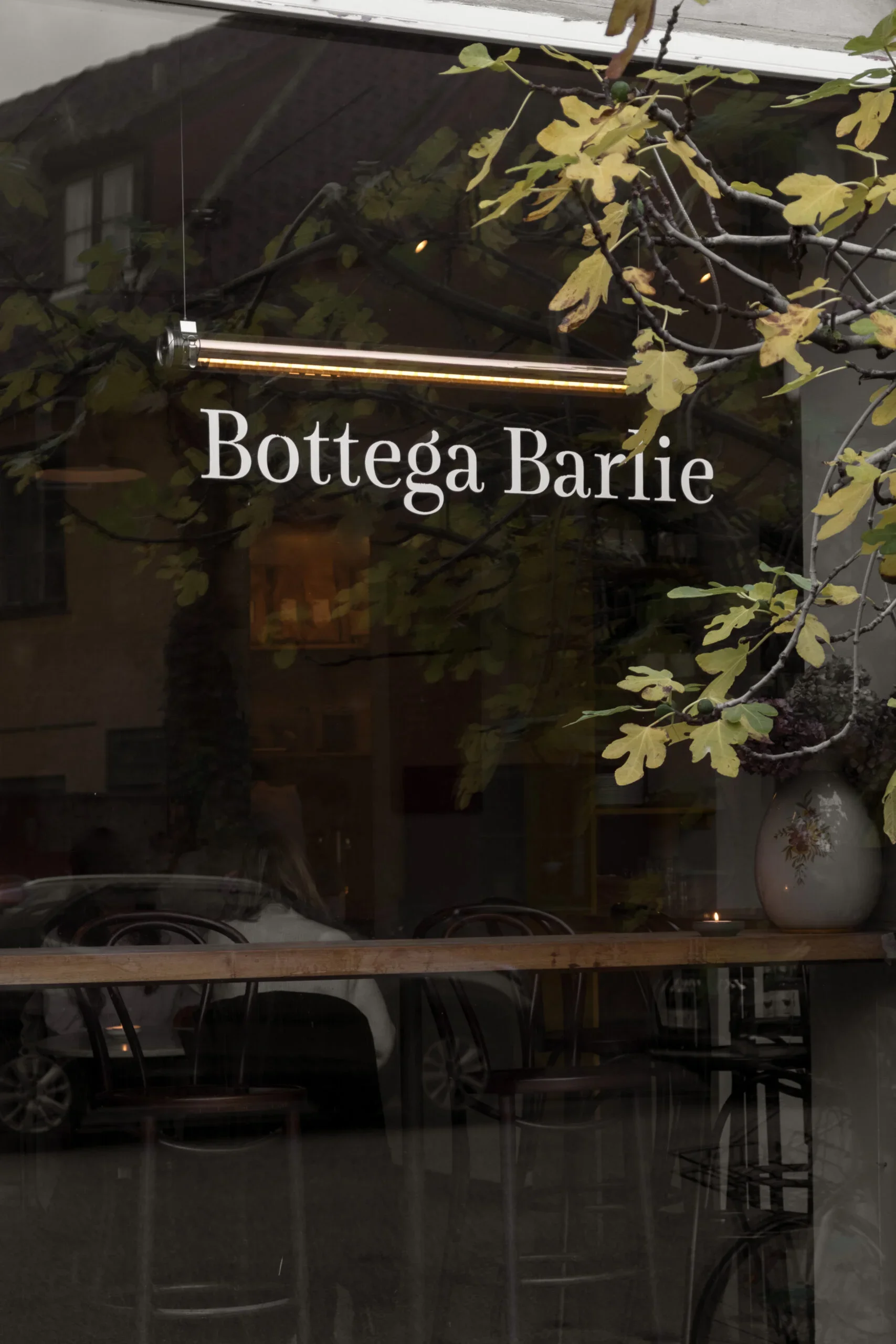 Facade af Bottega Barlie med el- og lysinstallation af JS LYS