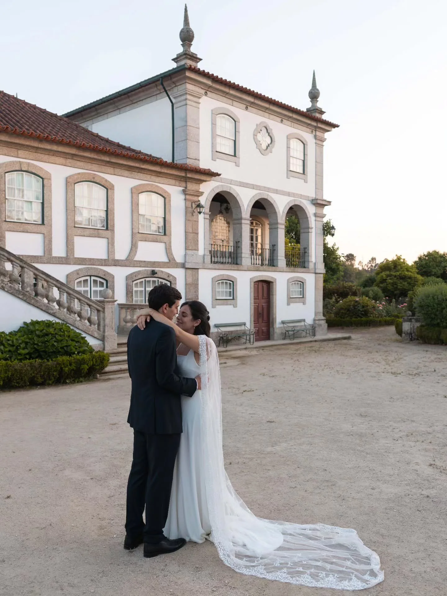 Love framed by timeless elegance ✨ A beautiful moment in front of this stunning manor house.
.
.
.
.
Photo/Video - @notyourtypicalphoto
Dress - @mariapaivaatelier
Suit - @crialme
Venue - @casadevilaverde
Wedding Planner - @parautaevents
Cake - @pecad