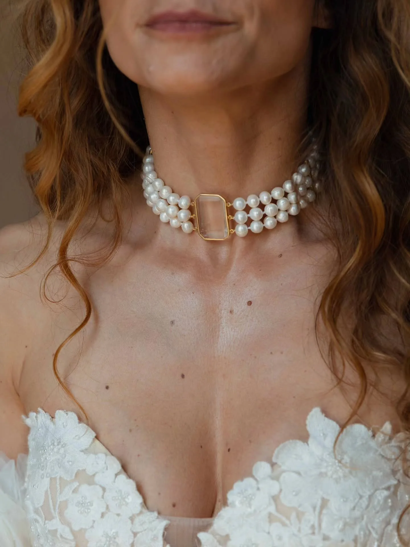 Radiance in every detail 🤍
.
.
.
.
Photo - @notyourtypicalphoto 
Makeup - @lidia.maciellm
Hair - @tanialmeida80_hair 
Venue - @lugar.eventos
Band - @hangoverband.oficial