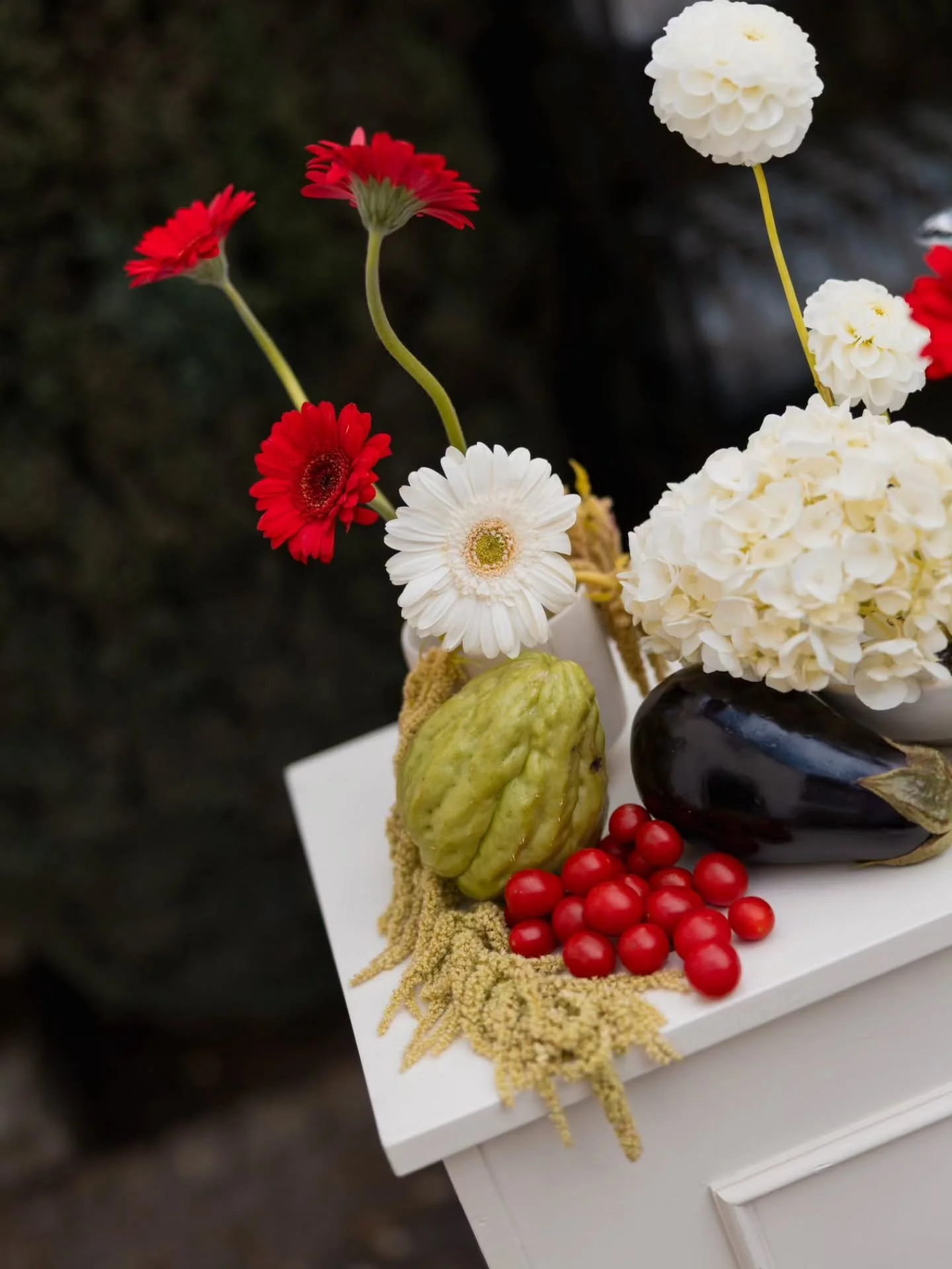 Colors, details, and love in every corner ✨
This wedding was designed to reflect the couple&rsquo;s joy and energy &mdash; a vibrant palette, lively flowers, and details full of personality. 
.
.
.
Photo - @notyourtypicalphoto 
Video - @os_tais 
Brid