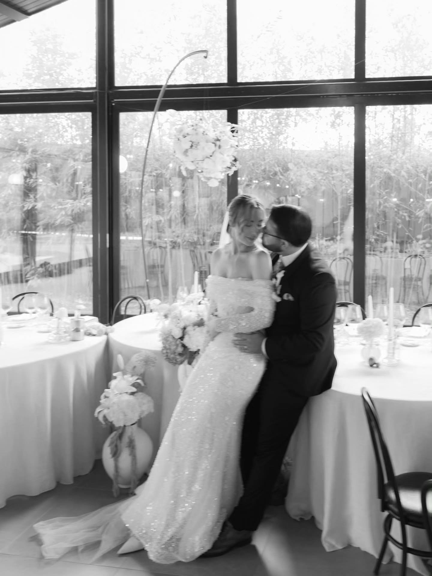 What a day 🤍
Maria and Joaquim wedding 
.
.
.
Photo/Video - @notyourtypicalphoto
Bride - @mariaacreanga
Dress - @balli_rochiidemireasa
Hair - @janicardoso_hairandmakeup
Makeup - @makeupbymariasousa
Groom - @joaquimatavares
Suit - @joaovilasboasgold
