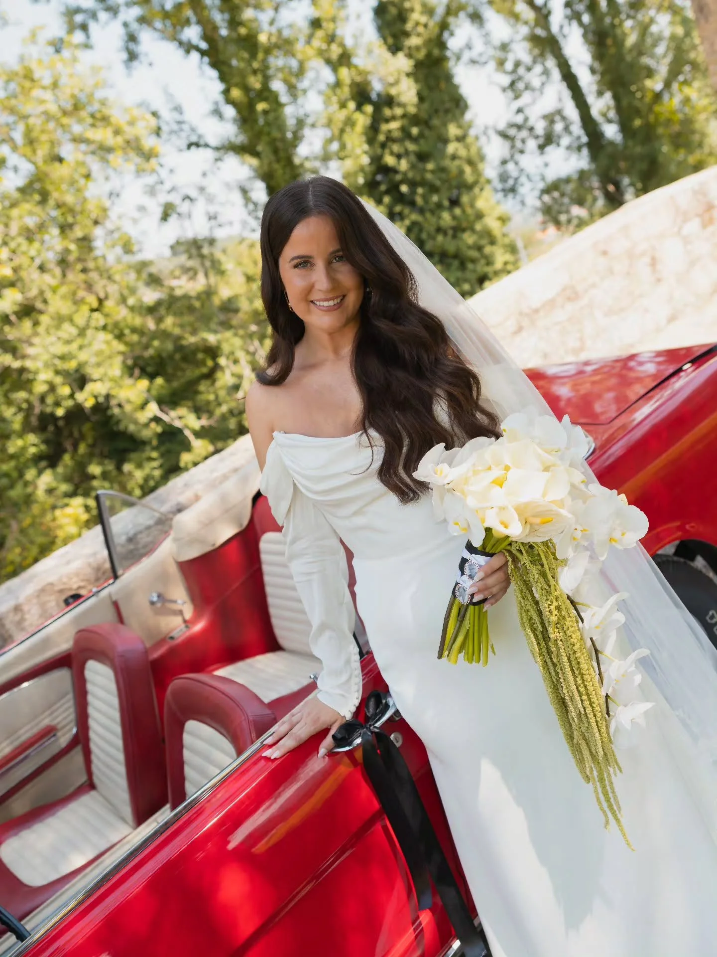 What a day it was 🤍
.
Photo - @notyourtypicalphoto
Bride - @vanessadiasveiga
Dress - @cremecouturebridal
Hair - @andreiamolho.hairstylist
Makeup - @liziapp.studio
Groom - @jveigaa
Suit - @channerskw
Venue - @lugar.eventos
DJ - @bloomeventospt